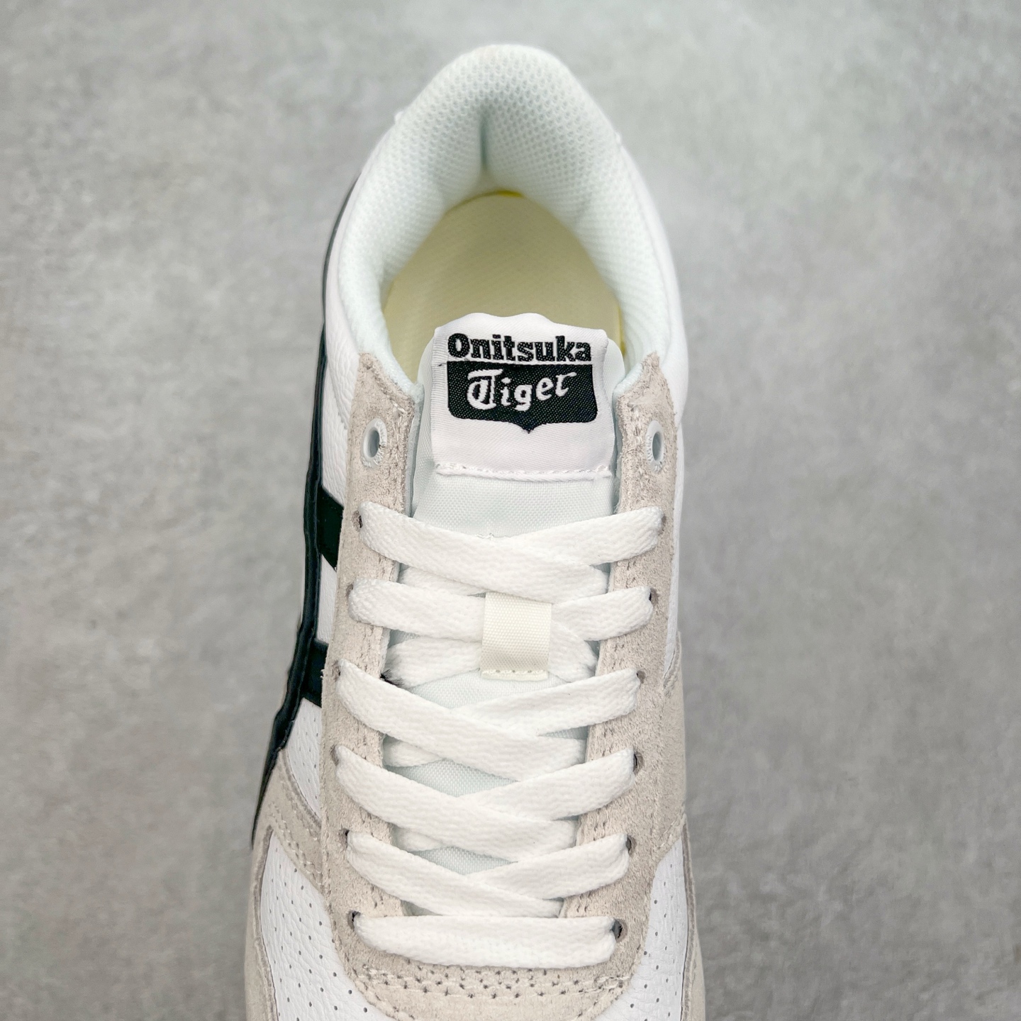 图片[5]-Asics Onitsuka Tiger Ultimate 81 EX 亚瑟士终极系列低帮复古风百搭皮革休闲运动慢跑鞋 采用软质荔枝纹牛培皮鞋面材质 配置OrthoLite鞋垫 轻质Eva缓震组合耐磨橡胶外底 Onitsuka Tiger 鬼塚虎 ULTIMATE 81EX 1183B510 中性款运动鞋 鞋跟底部的缓震孔设计以及TPU后跟保护片强化稳定性 造就合乎新时代高性能运动鞋标准的现代鞋款 牛皮革鞋面 FLYTEFOAM Propel中底增强缓震性与回弹性 鞋跟处采用fuzeGEL缓震胶科技 强化缓震 OrthoLite鞋垫 进一步强化缓震Gel-Kayano超轻量专业运动慢跑鞋 货号：1183B510-103 尺码：36-45-选品中心