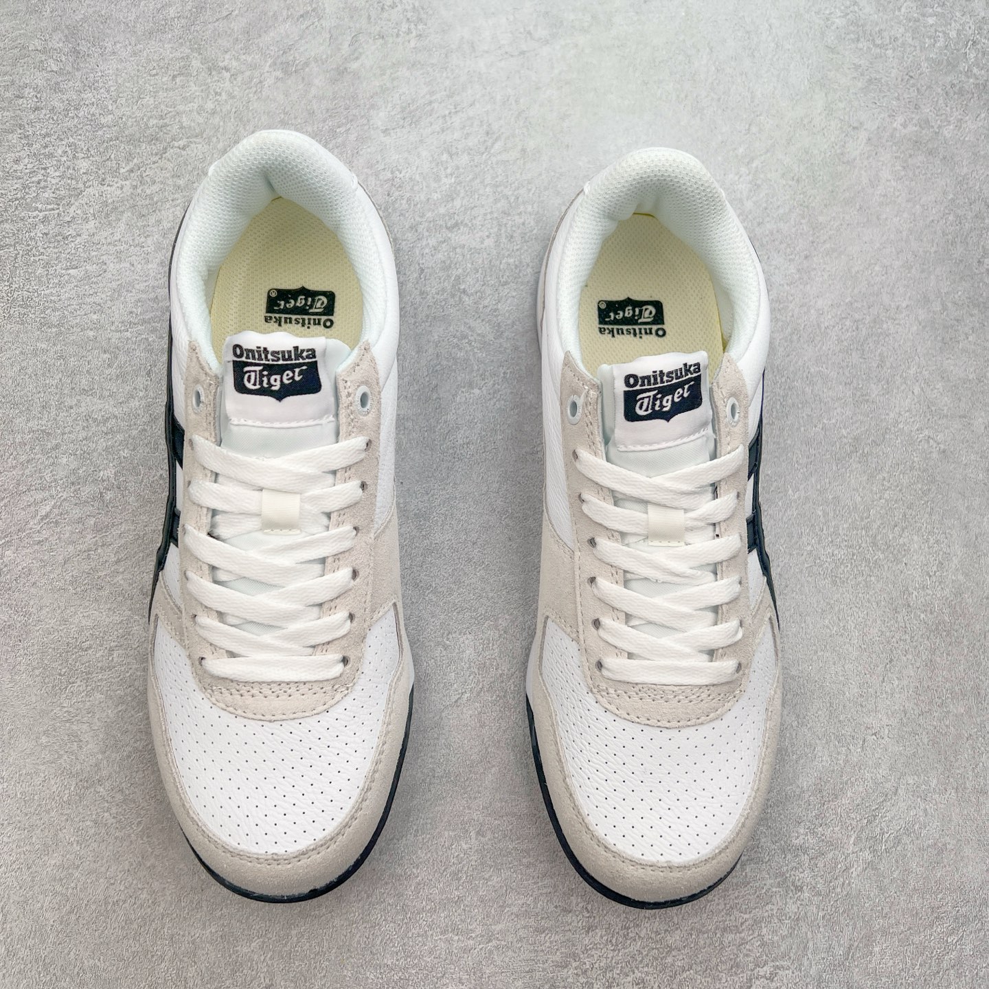 图片[2]-Asics Onitsuka Tiger Ultimate 81 EX 亚瑟士终极系列低帮复古风百搭皮革休闲运动慢跑鞋 采用软质荔枝纹牛培皮鞋面材质 配置OrthoLite鞋垫 轻质Eva缓震组合耐磨橡胶外底 Onitsuka Tiger 鬼塚虎 ULTIMATE 81EX 1183B510 中性款运动鞋 鞋跟底部的缓震孔设计以及TPU后跟保护片强化稳定性 造就合乎新时代高性能运动鞋标准的现代鞋款 牛皮革鞋面 FLYTEFOAM Propel中底增强缓震性与回弹性 鞋跟处采用fuzeGEL缓震胶科技 强化缓震 OrthoLite鞋垫 进一步强化缓震Gel-Kayano超轻量专业运动慢跑鞋 货号：1183B510-103 尺码：36-45-选品中心