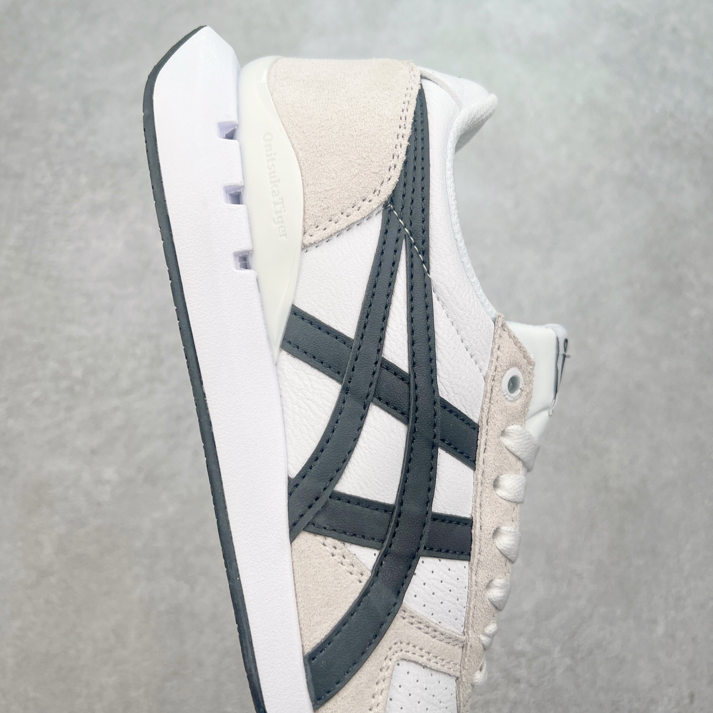 图片[6]-Asics Onitsuka Tiger Ultimate 81 EX 亚瑟士终极系列低帮复古风百搭皮革休闲运动慢跑鞋 采用软质荔枝纹牛培皮鞋面材质 配置OrthoLite鞋垫 轻质Eva缓震组合耐磨橡胶外底 Onitsuka Tiger 鬼塚虎 ULTIMATE 81EX 1183B510 中性款运动鞋 鞋跟底部的缓震孔设计以及TPU后跟保护片强化稳定性 造就合乎新时代高性能运动鞋标准的现代鞋款 牛皮革鞋面 FLYTEFOAM Propel中底增强缓震性与回弹性 鞋跟处采用fuzeGEL缓震胶科技 强化缓震 OrthoLite鞋垫 进一步强化缓震Gel-Kayano超轻量专业运动慢跑鞋 货号：1183B510-103 尺码：36-45-选品中心