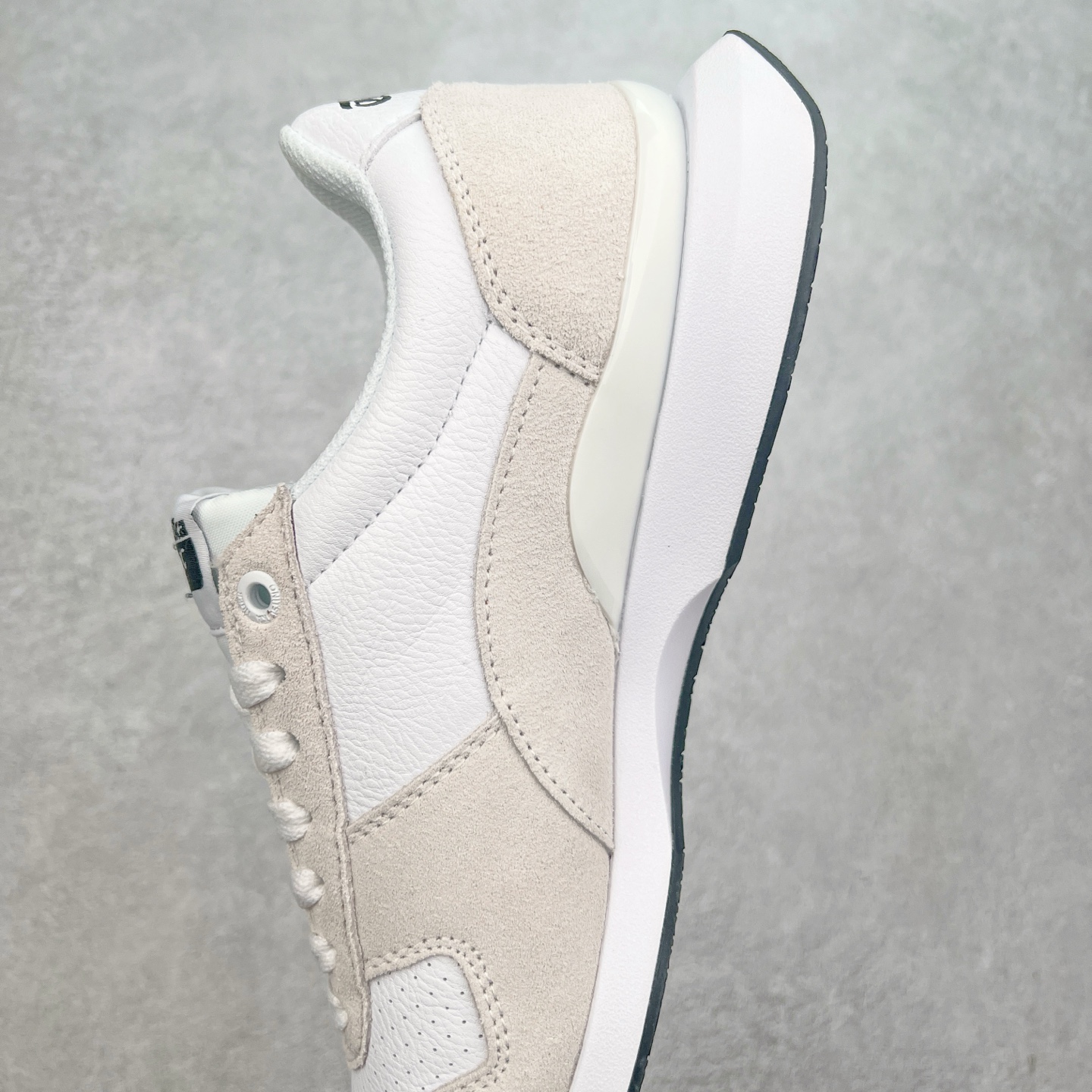 图片[7]-Asics Onitsuka Tiger Ultimate 81 EX 亚瑟士终极系列低帮复古风百搭皮革休闲运动慢跑鞋 采用软质荔枝纹牛培皮鞋面材质 配置OrthoLite鞋垫 轻质Eva缓震组合耐磨橡胶外底 Onitsuka Tiger 鬼塚虎 ULTIMATE 81EX 1183B510 中性款运动鞋 鞋跟底部的缓震孔设计以及TPU后跟保护片强化稳定性 造就合乎新时代高性能运动鞋标准的现代鞋款 牛皮革鞋面 FLYTEFOAM Propel中底增强缓震性与回弹性 鞋跟处采用fuzeGEL缓震胶科技 强化缓震 OrthoLite鞋垫 进一步强化缓震Gel-Kayano超轻量专业运动慢跑鞋 货号：1183B510-103 尺码：36-45-选品中心