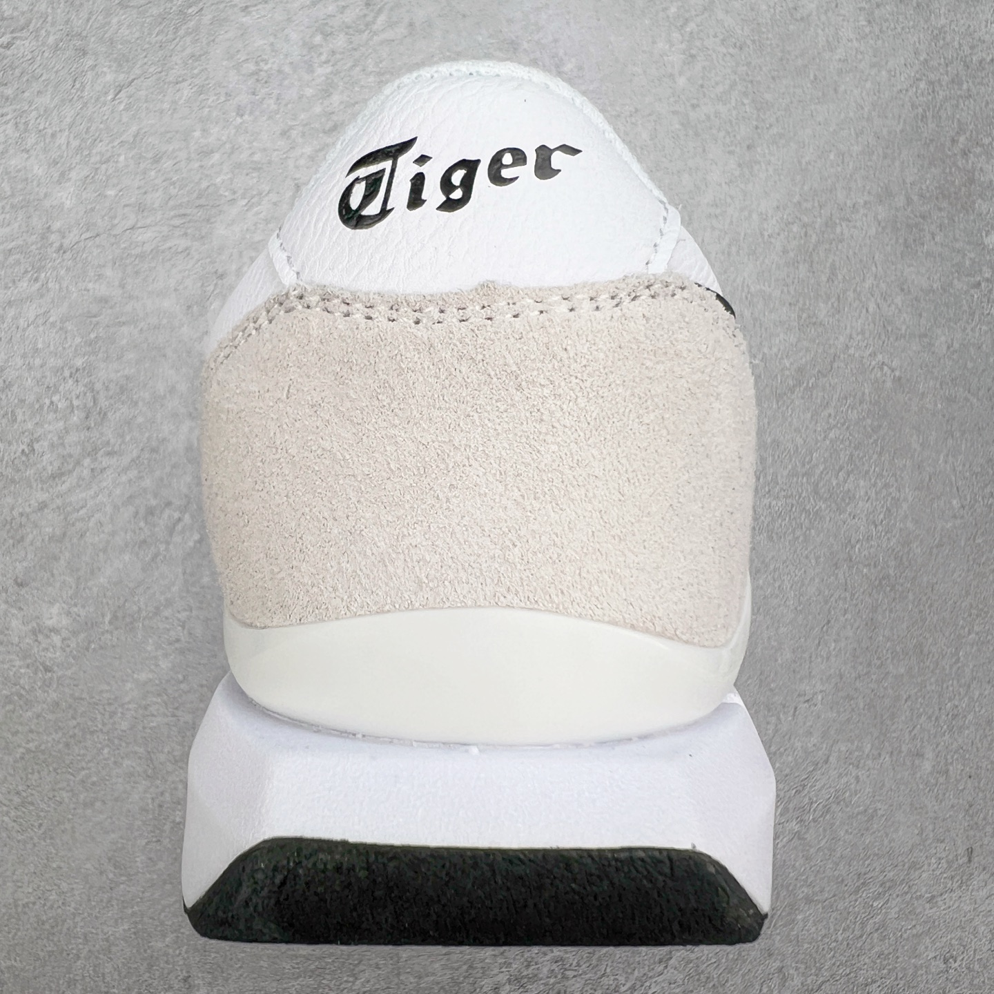 图片[8]-Asics Onitsuka Tiger Ultimate 81 EX 亚瑟士终极系列低帮复古风百搭皮革休闲运动慢跑鞋 采用软质荔枝纹牛培皮鞋面材质 配置OrthoLite鞋垫 轻质Eva缓震组合耐磨橡胶外底 Onitsuka Tiger 鬼塚虎 ULTIMATE 81EX 1183B510 中性款运动鞋 鞋跟底部的缓震孔设计以及TPU后跟保护片强化稳定性 造就合乎新时代高性能运动鞋标准的现代鞋款 牛皮革鞋面 FLYTEFOAM Propel中底增强缓震性与回弹性 鞋跟处采用fuzeGEL缓震胶科技 强化缓震 OrthoLite鞋垫 进一步强化缓震Gel-Kayano超轻量专业运动慢跑鞋 货号：1183B510-103 尺码：36-45-选品中心