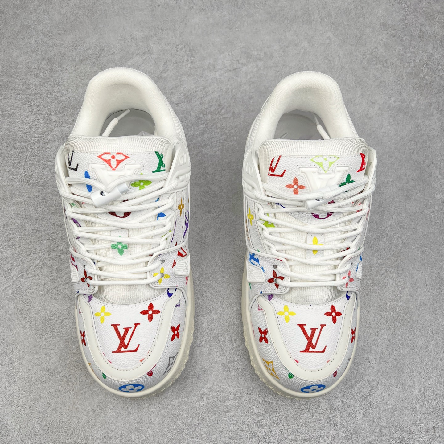 图片[2]-lv Trainer Maxi 小胖丁系列面包鞋 驴牌23S时尚走秀款 原版购入开发历时半年开发打造 原版完美楦型 多次调试 达到还原99% 鞋面独家订制细柔小牛皮 厚实织物鞋带 独家私模超轻TPU大底 原配扣子串珠 正确原装黄色鞋盒 正确中底印花 鞋面印花3D高频深度立体 全鞋电脑针车 紧密相连 针距密度一致 皮面裁剪部位 统一油边封口工艺 备受瞩目火热面包鞋再次拉满流量 各地网红上脚 立体饱满的彩色面包鞋身 超大版型重新诠释了 Virgil Abloh大热lv运动时装鞋 完美增高5CM Size 36 37 38 39 40 41 42 43 44 45-选品中心