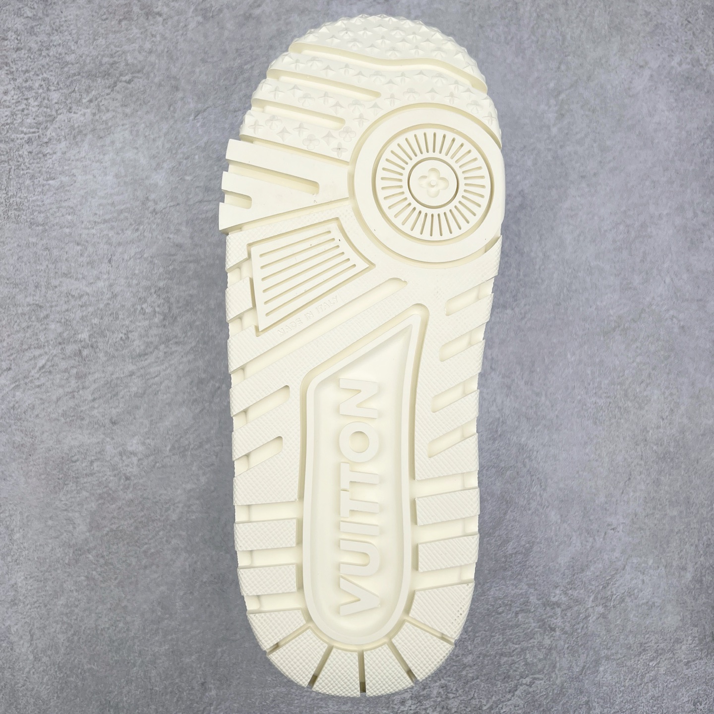 图片[9]-lv Trainer Maxi 小胖丁系列面包鞋 驴牌23S时尚走秀款 原版购入开发历时半年开发打造 原版完美楦型 多次调试 达到还原99% 鞋面独家订制细柔小牛皮 厚实织物鞋带 独家私模超轻TPU大底 原配扣子串珠 正确原装黄色鞋盒 正确中底印花 鞋面印花3D高频深度立体 全鞋电脑针车 紧密相连 针距密度一致 皮面裁剪部位 统一油边封口工艺 备受瞩目火热面包鞋再次拉满流量 各地网红上脚 立体饱满的彩色面包鞋身 超大版型重新诠释了 Virgil Abloh大热lv运动时装鞋 完美增高5CM Size 36 37 38 39 40 41 42 43 44 45-选品中心