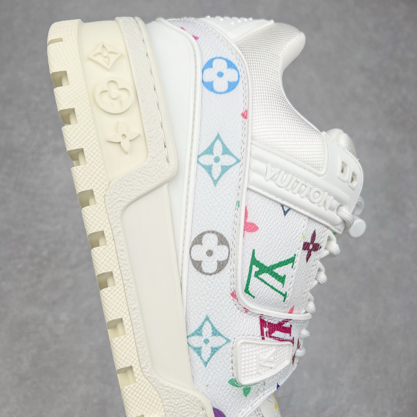 图片[6]-lv Trainer Maxi 小胖丁系列面包鞋 驴牌23S时尚走秀款 原版购入开发历时半年开发打造 原版完美楦型 多次调试 达到还原99% 鞋面独家订制细柔小牛皮 厚实织物鞋带 独家私模超轻TPU大底 原配扣子串珠 正确原装黄色鞋盒 正确中底印花 鞋面印花3D高频深度立体 全鞋电脑针车 紧密相连 针距密度一致 皮面裁剪部位 统一油边封口工艺 备受瞩目火热面包鞋再次拉满流量 各地网红上脚 立体饱满的彩色面包鞋身 超大版型重新诠释了 Virgil Abloh大热lv运动时装鞋 完美增高5CM Size 36 37 38 39 40 41 42 43 44 45-选品中心