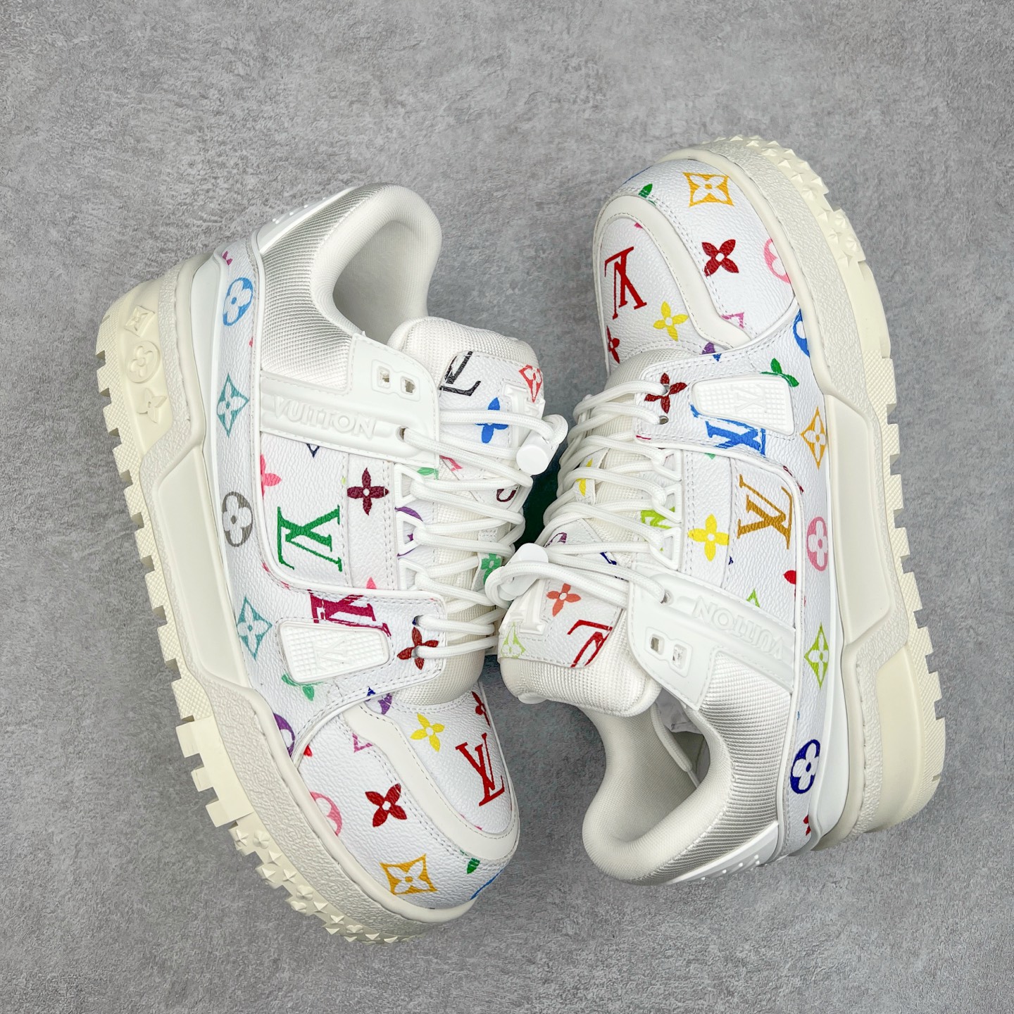 图片[3]-lv Trainer Maxi 小胖丁系列面包鞋 驴牌23S时尚走秀款 原版购入开发历时半年开发打造 原版完美楦型 多次调试 达到还原99% 鞋面独家订制细柔小牛皮 厚实织物鞋带 独家私模超轻TPU大底 原配扣子串珠 正确原装黄色鞋盒 正确中底印花 鞋面印花3D高频深度立体 全鞋电脑针车 紧密相连 针距密度一致 皮面裁剪部位 统一油边封口工艺 备受瞩目火热面包鞋再次拉满流量 各地网红上脚 立体饱满的彩色面包鞋身 超大版型重新诠释了 Virgil Abloh大热lv运动时装鞋 完美增高5CM Size 36 37 38 39 40 41 42 43 44 45-选品中心