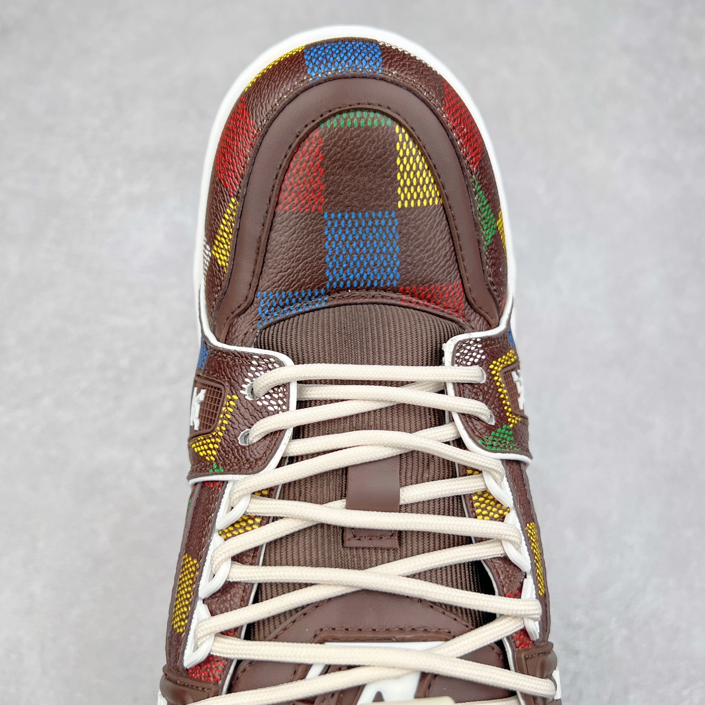 图片[4]-lv Trainer Maxi 小胖丁系列面包鞋 驴牌23S时尚走秀款 原版购入开发历时半年开发打造 原版完美楦型 多次调试 达到还原99% 鞋面独家订制细柔小牛皮 厚实织物鞋带 独家私模超轻TPU大底 原配扣子串珠 正确原装黄色鞋盒 正确中底印花 鞋面印花3D高频深度立体 全鞋电脑针车 紧密相连 针距密度一致 皮面裁剪部位 统一油边封口工艺 备受瞩目火热面包鞋再次拉满流量 各地网红上脚 立体饱满的彩色面包鞋身 超大版型重新诠释了 Virgil Abloh大热lv运动时装鞋 完美增高5CM Size 36 37 38 39 40 41 42 43 44 45-选品中心