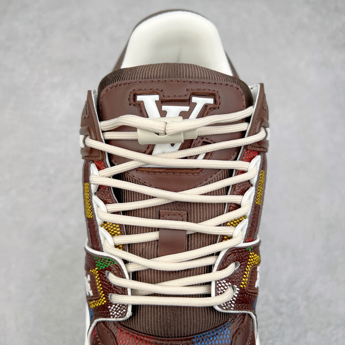 图片[5]-lv Trainer Maxi 小胖丁系列面包鞋 驴牌23S时尚走秀款 原版购入开发历时半年开发打造 原版完美楦型 多次调试 达到还原99% 鞋面独家订制细柔小牛皮 厚实织物鞋带 独家私模超轻TPU大底 原配扣子串珠 正确原装黄色鞋盒 正确中底印花 鞋面印花3D高频深度立体 全鞋电脑针车 紧密相连 针距密度一致 皮面裁剪部位 统一油边封口工艺 备受瞩目火热面包鞋再次拉满流量 各地网红上脚 立体饱满的彩色面包鞋身 超大版型重新诠释了 Virgil Abloh大热lv运动时装鞋 完美增高5CM Size 36 37 38 39 40 41 42 43 44 45-选品中心