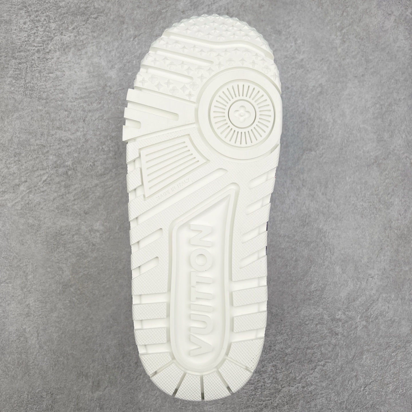 图片[9]-lv Trainer Maxi 小胖丁系列面包鞋 驴牌23S时尚走秀款 原版购入开发历时半年开发打造 原版完美楦型 多次调试 达到还原99% 鞋面独家订制细柔小牛皮 厚实织物鞋带 独家私模超轻TPU大底 原配扣子串珠 正确原装黄色鞋盒 正确中底印花 鞋面印花3D高频深度立体 全鞋电脑针车 紧密相连 针距密度一致 皮面裁剪部位 统一油边封口工艺 备受瞩目火热面包鞋再次拉满流量 各地网红上脚 立体饱满的彩色面包鞋身 超大版型重新诠释了 Virgil Abloh大热lv运动时装鞋 完美增高5CM Size 36 37 38 39 40 41 42 43 44 45-选品中心