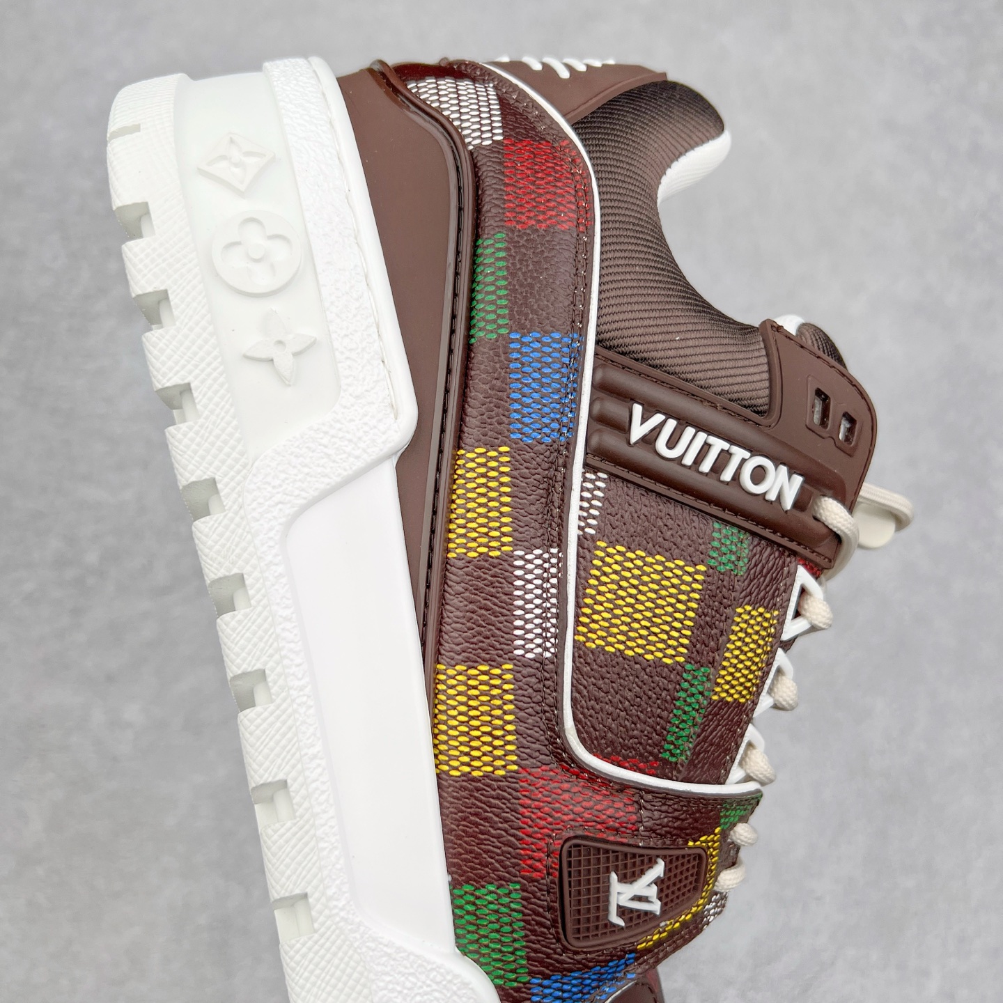 图片[6]-lv Trainer Maxi 小胖丁系列面包鞋 驴牌23S时尚走秀款 原版购入开发历时半年开发打造 原版完美楦型 多次调试 达到还原99% 鞋面独家订制细柔小牛皮 厚实织物鞋带 独家私模超轻TPU大底 原配扣子串珠 正确原装黄色鞋盒 正确中底印花 鞋面印花3D高频深度立体 全鞋电脑针车 紧密相连 针距密度一致 皮面裁剪部位 统一油边封口工艺 备受瞩目火热面包鞋再次拉满流量 各地网红上脚 立体饱满的彩色面包鞋身 超大版型重新诠释了 Virgil Abloh大热lv运动时装鞋 完美增高5CM Size 36 37 38 39 40 41 42 43 44 45-选品中心