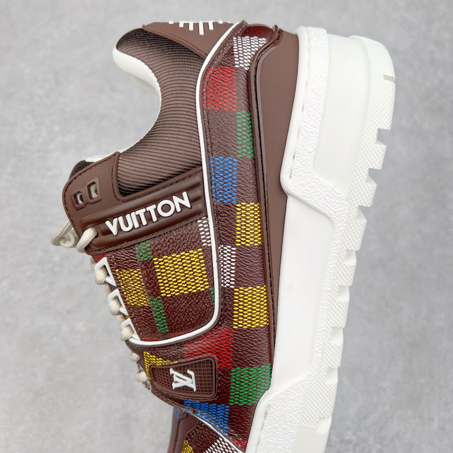 图片[7]-lv Trainer Maxi 小胖丁系列面包鞋 驴牌23S时尚走秀款 原版购入开发历时半年开发打造 原版完美楦型 多次调试 达到还原99% 鞋面独家订制细柔小牛皮 厚实织物鞋带 独家私模超轻TPU大底 原配扣子串珠 正确原装黄色鞋盒 正确中底印花 鞋面印花3D高频深度立体 全鞋电脑针车 紧密相连 针距密度一致 皮面裁剪部位 统一油边封口工艺 备受瞩目火热面包鞋再次拉满流量 各地网红上脚 立体饱满的彩色面包鞋身 超大版型重新诠释了 Virgil Abloh大热lv运动时装鞋 完美增高5CM Size 36 37 38 39 40 41 42 43 44 45-选品中心