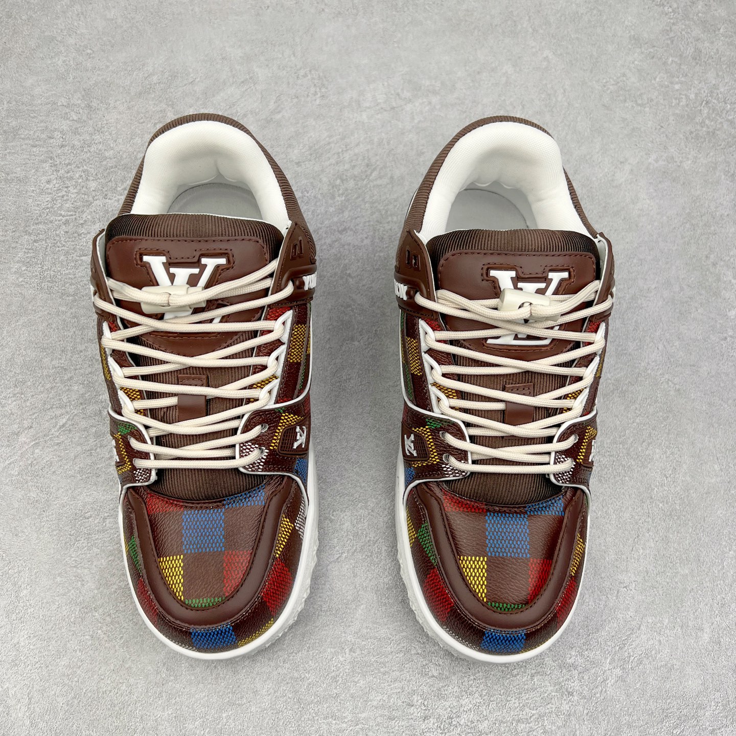 图片[2]-lv Trainer Maxi 小胖丁系列面包鞋 驴牌23S时尚走秀款 原版购入开发历时半年开发打造 原版完美楦型 多次调试 达到还原99% 鞋面独家订制细柔小牛皮 厚实织物鞋带 独家私模超轻TPU大底 原配扣子串珠 正确原装黄色鞋盒 正确中底印花 鞋面印花3D高频深度立体 全鞋电脑针车 紧密相连 针距密度一致 皮面裁剪部位 统一油边封口工艺 备受瞩目火热面包鞋再次拉满流量 各地网红上脚 立体饱满的彩色面包鞋身 超大版型重新诠释了 Virgil Abloh大热lv运动时装鞋 完美增高5CM Size 36 37 38 39 40 41 42 43 44 45-选品中心