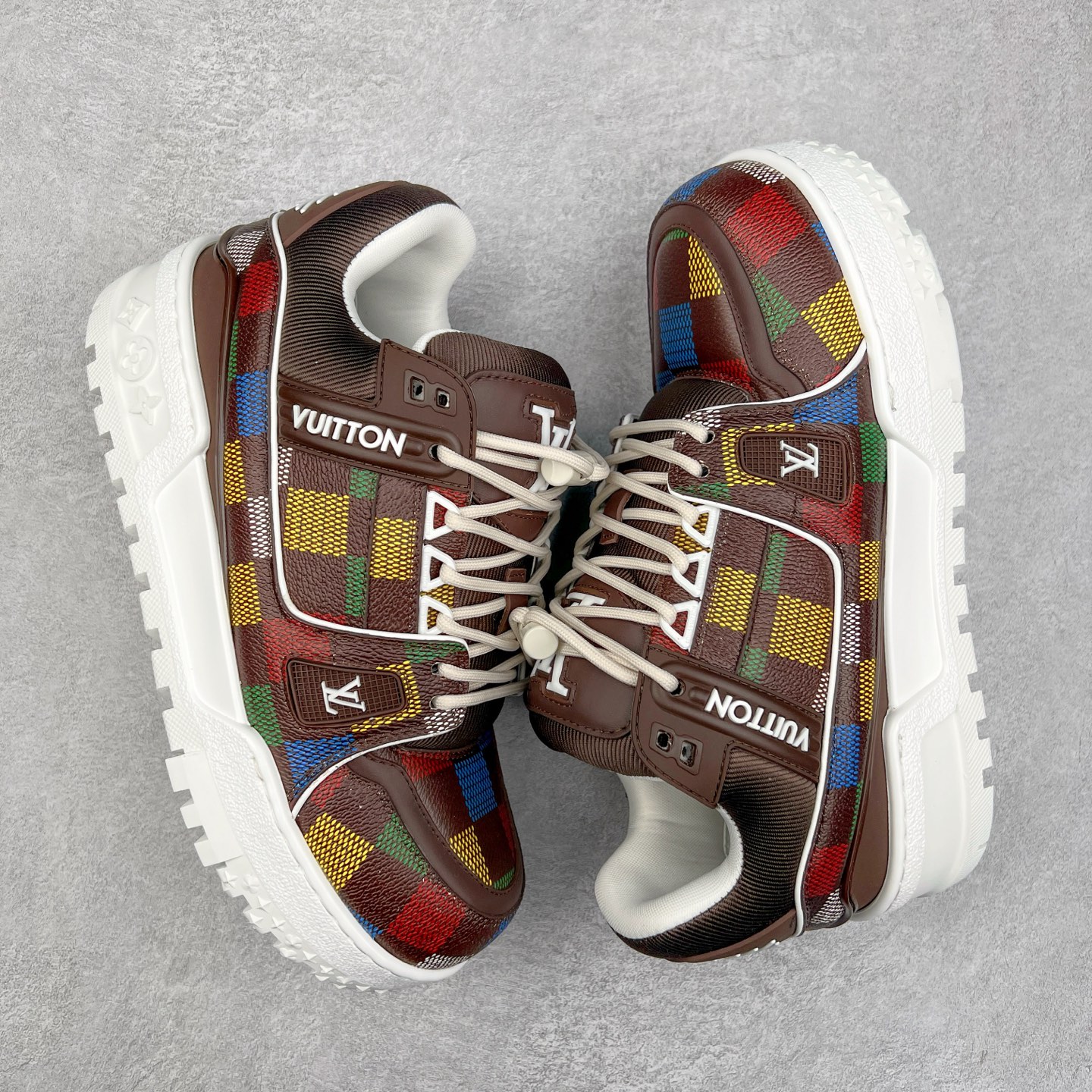 图片[3]-lv Trainer Maxi 小胖丁系列面包鞋 驴牌23S时尚走秀款 原版购入开发历时半年开发打造 原版完美楦型 多次调试 达到还原99% 鞋面独家订制细柔小牛皮 厚实织物鞋带 独家私模超轻TPU大底 原配扣子串珠 正确原装黄色鞋盒 正确中底印花 鞋面印花3D高频深度立体 全鞋电脑针车 紧密相连 针距密度一致 皮面裁剪部位 统一油边封口工艺 备受瞩目火热面包鞋再次拉满流量 各地网红上脚 立体饱满的彩色面包鞋身 超大版型重新诠释了 Virgil Abloh大热lv运动时装鞋 完美增高5CM Size 36 37 38 39 40 41 42 43 44 45-选品中心