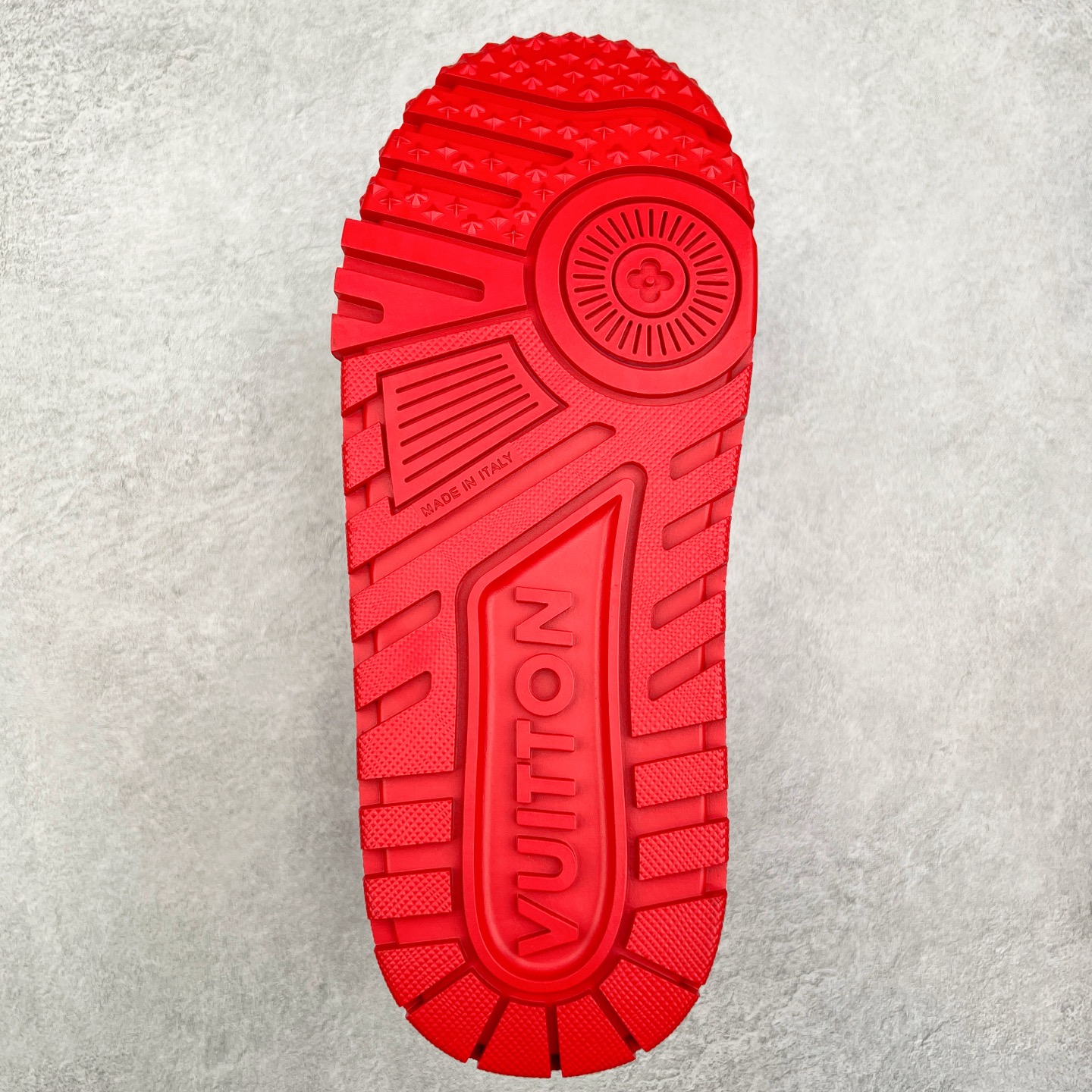 图片[9]-lv Trainer Maxi 小胖丁系列面包鞋 驴牌23S时尚走秀款 原版购入开发历时半年开发打造 原版完美楦型 多次调试 达到还原99% 鞋面独家订制细柔小牛皮 厚实织物鞋带 独家私模超轻TPU大底 原配扣子串珠 正确原装黄色鞋盒 正确中底印花 鞋面印花3D高频深度立体 全鞋电脑针车 紧密相连 针距密度一致 皮面裁剪部位 统一油边封口工艺 备受瞩目火热面包鞋再次拉满流量 各地网红上脚 立体饱满的彩色面包鞋身 超大版型重新诠释了 Virgil Abloh大热lv运动时装鞋 完美增高5CM Size 36 37 38 39 40 41 42 43 44 45-选品中心