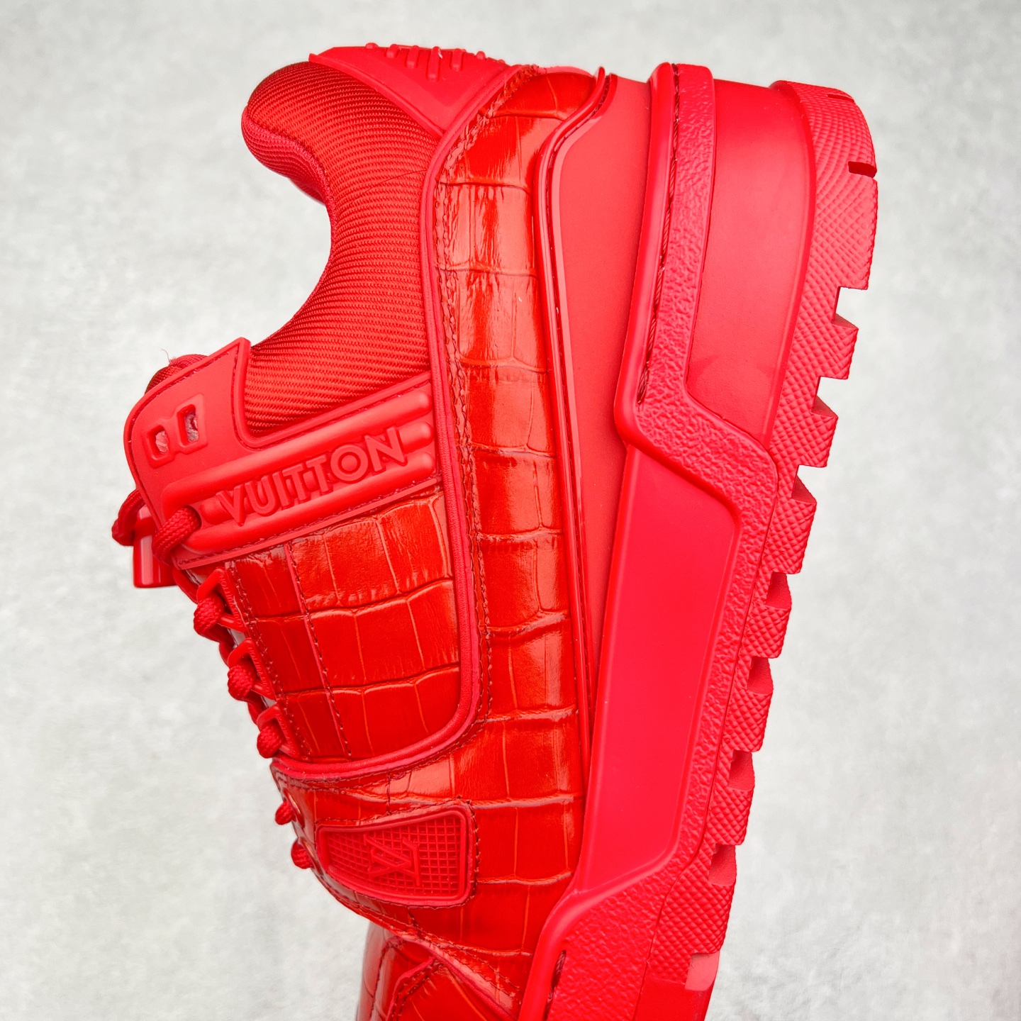 图片[7]-lv Trainer Maxi 小胖丁系列面包鞋 驴牌23S时尚走秀款 原版购入开发历时半年开发打造 原版完美楦型 多次调试 达到还原99% 鞋面独家订制细柔小牛皮 厚实织物鞋带 独家私模超轻TPU大底 原配扣子串珠 正确原装黄色鞋盒 正确中底印花 鞋面印花3D高频深度立体 全鞋电脑针车 紧密相连 针距密度一致 皮面裁剪部位 统一油边封口工艺 备受瞩目火热面包鞋再次拉满流量 各地网红上脚 立体饱满的彩色面包鞋身 超大版型重新诠释了 Virgil Abloh大热lv运动时装鞋 完美增高5CM Size 36 37 38 39 40 41 42 43 44 45-选品中心