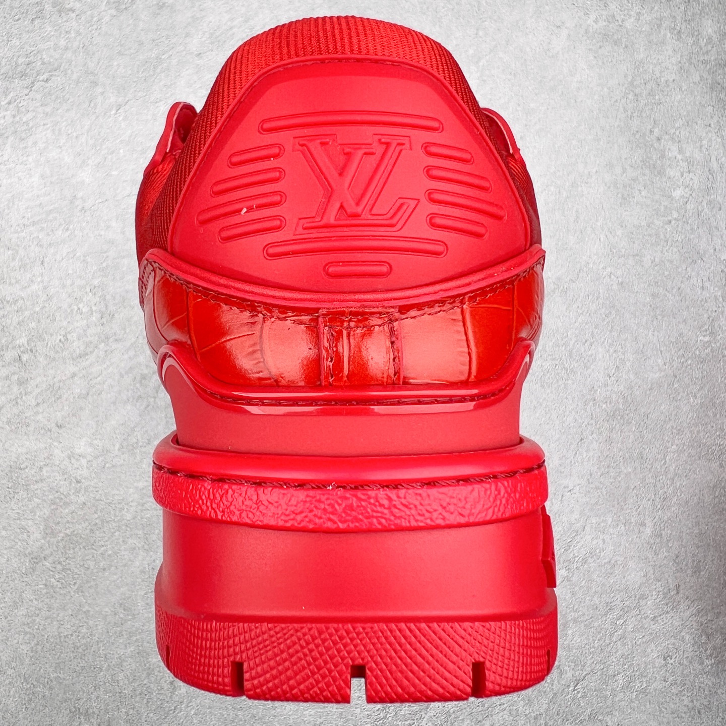 图片[8]-lv Trainer Maxi 小胖丁系列面包鞋 驴牌23S时尚走秀款 原版购入开发历时半年开发打造 原版完美楦型 多次调试 达到还原99% 鞋面独家订制细柔小牛皮 厚实织物鞋带 独家私模超轻TPU大底 原配扣子串珠 正确原装黄色鞋盒 正确中底印花 鞋面印花3D高频深度立体 全鞋电脑针车 紧密相连 针距密度一致 皮面裁剪部位 统一油边封口工艺 备受瞩目火热面包鞋再次拉满流量 各地网红上脚 立体饱满的彩色面包鞋身 超大版型重新诠释了 Virgil Abloh大热lv运动时装鞋 完美增高5CM Size 36 37 38 39 40 41 42 43 44 45-选品中心