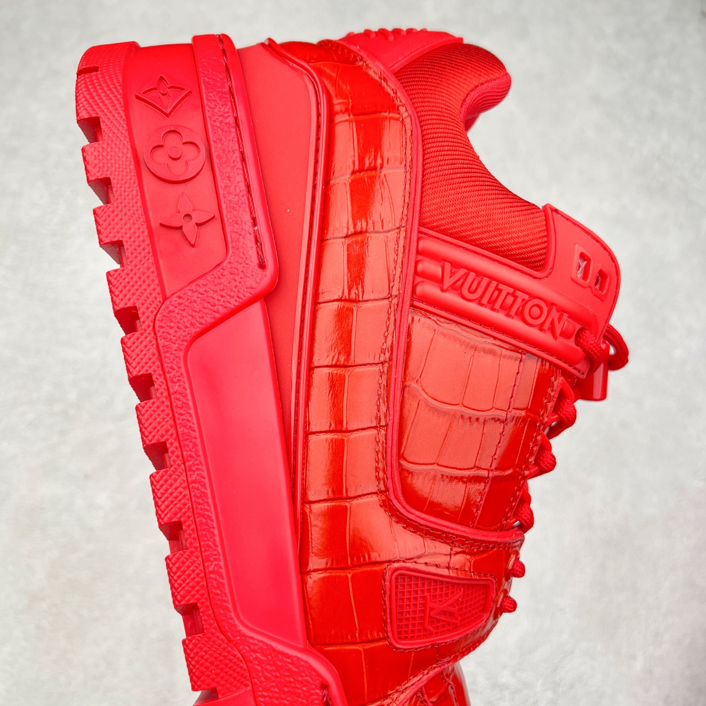 图片[6]-lv Trainer Maxi 小胖丁系列面包鞋 驴牌23S时尚走秀款 原版购入开发历时半年开发打造 原版完美楦型 多次调试 达到还原99% 鞋面独家订制细柔小牛皮 厚实织物鞋带 独家私模超轻TPU大底 原配扣子串珠 正确原装黄色鞋盒 正确中底印花 鞋面印花3D高频深度立体 全鞋电脑针车 紧密相连 针距密度一致 皮面裁剪部位 统一油边封口工艺 备受瞩目火热面包鞋再次拉满流量 各地网红上脚 立体饱满的彩色面包鞋身 超大版型重新诠释了 Virgil Abloh大热lv运动时装鞋 完美增高5CM Size 36 37 38 39 40 41 42 43 44 45-选品中心