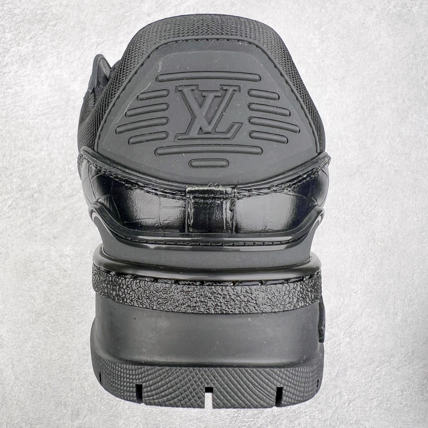 图片[8]-lv Trainer Maxi 小胖丁系列面包鞋 驴牌23S时尚走秀款 原版购入开发历时半年开发打造 原版完美楦型 多次调试 达到还原99% 鞋面独家订制细柔小牛皮 厚实织物鞋带 独家私模超轻TPU大底 原配扣子串珠 正确原装黄色鞋盒 正确中底印花 鞋面印花3D高频深度立体 全鞋电脑针车 紧密相连 针距密度一致 皮面裁剪部位 统一油边封口工艺 备受瞩目火热面包鞋再次拉满流量 各地网红上脚 立体饱满的彩色面包鞋身 超大版型重新诠释了 Virgil Abloh大热lv运动时装鞋 完美增高5CM Size 36 37 38 39 40 41 42 43 44 45-选品中心