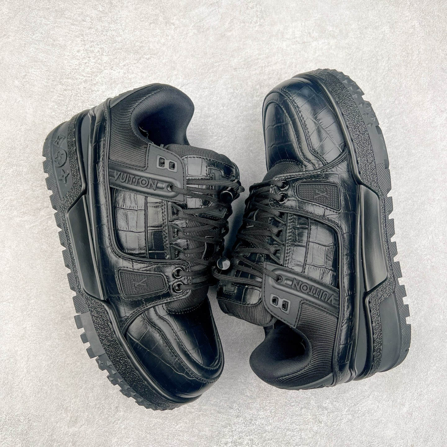 图片[3]-lv Trainer Maxi 小胖丁系列面包鞋 驴牌23S时尚走秀款 原版购入开发历时半年开发打造 原版完美楦型 多次调试 达到还原99% 鞋面独家订制细柔小牛皮 厚实织物鞋带 独家私模超轻TPU大底 原配扣子串珠 正确原装黄色鞋盒 正确中底印花 鞋面印花3D高频深度立体 全鞋电脑针车 紧密相连 针距密度一致 皮面裁剪部位 统一油边封口工艺 备受瞩目火热面包鞋再次拉满流量 各地网红上脚 立体饱满的彩色面包鞋身 超大版型重新诠释了 Virgil Abloh大热lv运动时装鞋 完美增高5CM Size 36 37 38 39 40 41 42 43 44 45-选品中心