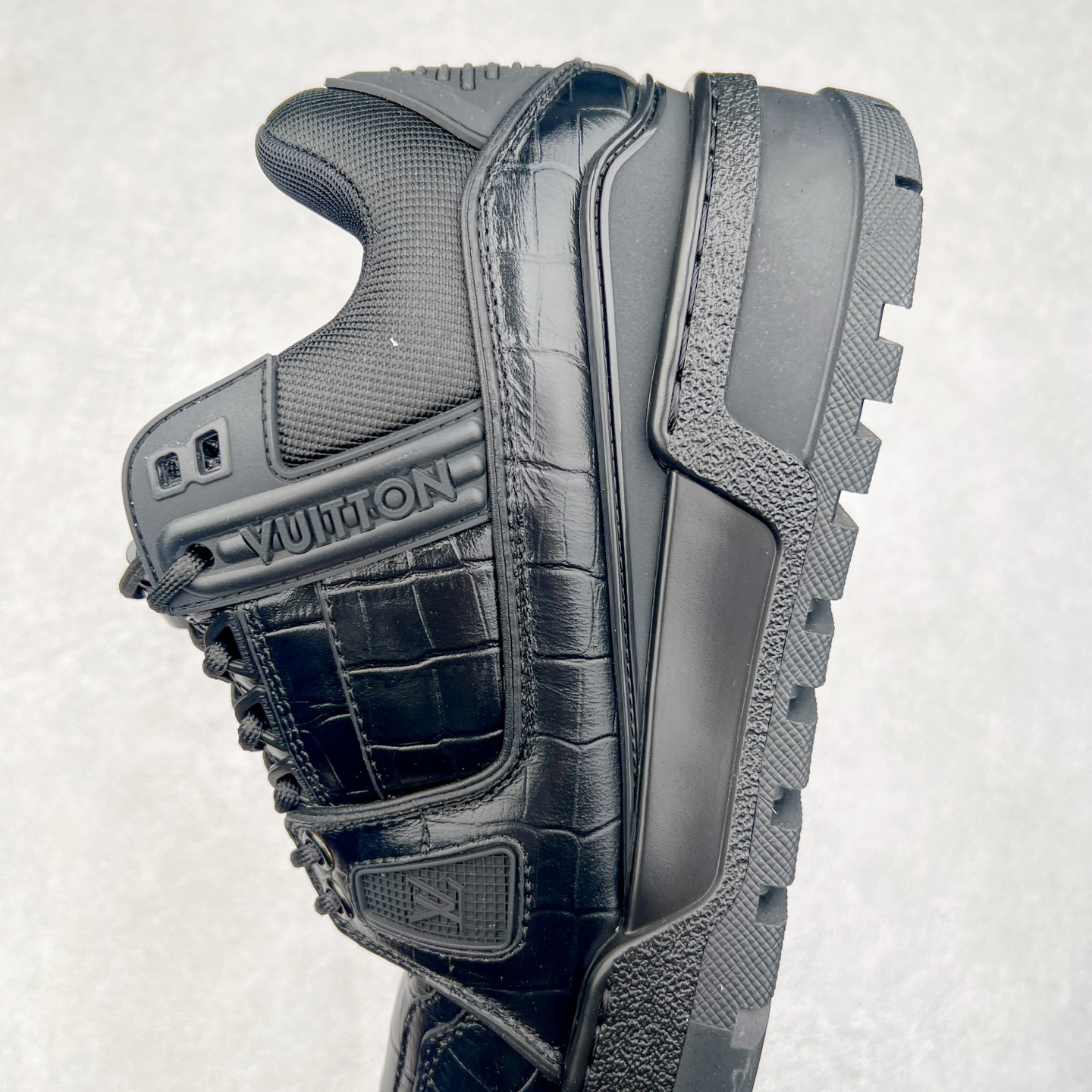 图片[7]-lv Trainer Maxi 小胖丁系列面包鞋 驴牌23S时尚走秀款 原版购入开发历时半年开发打造 原版完美楦型 多次调试 达到还原99% 鞋面独家订制细柔小牛皮 厚实织物鞋带 独家私模超轻TPU大底 原配扣子串珠 正确原装黄色鞋盒 正确中底印花 鞋面印花3D高频深度立体 全鞋电脑针车 紧密相连 针距密度一致 皮面裁剪部位 统一油边封口工艺 备受瞩目火热面包鞋再次拉满流量 各地网红上脚 立体饱满的彩色面包鞋身 超大版型重新诠释了 Virgil Abloh大热lv运动时装鞋 完美增高5CM Size 36 37 38 39 40 41 42 43 44 45-选品中心