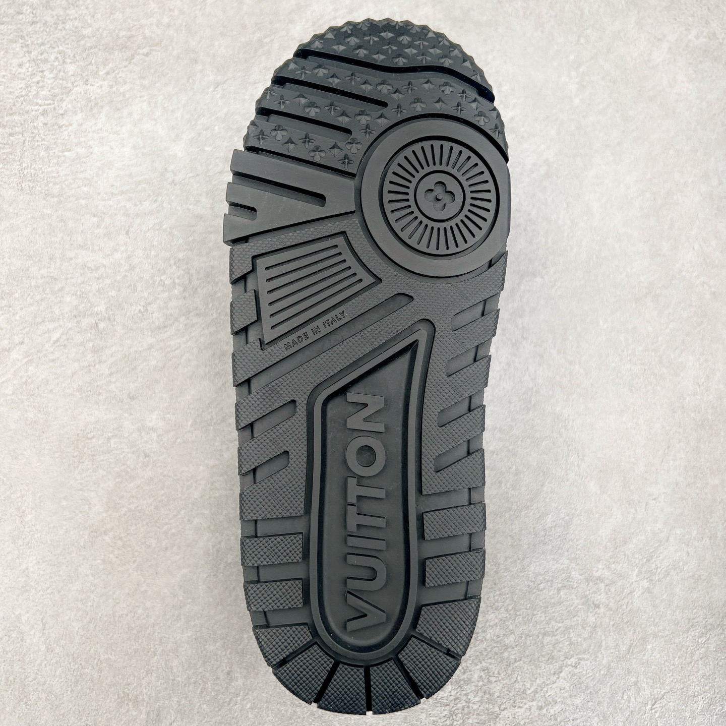 图片[9]-lv Trainer Maxi 小胖丁系列面包鞋 驴牌23S时尚走秀款 原版购入开发历时半年开发打造 原版完美楦型 多次调试 达到还原99% 鞋面独家订制细柔小牛皮 厚实织物鞋带 独家私模超轻TPU大底 原配扣子串珠 正确原装黄色鞋盒 正确中底印花 鞋面印花3D高频深度立体 全鞋电脑针车 紧密相连 针距密度一致 皮面裁剪部位 统一油边封口工艺 备受瞩目火热面包鞋再次拉满流量 各地网红上脚 立体饱满的彩色面包鞋身 超大版型重新诠释了 Virgil Abloh大热lv运动时装鞋 完美增高5CM Size 36 37 38 39 40 41 42 43 44 45-选品中心