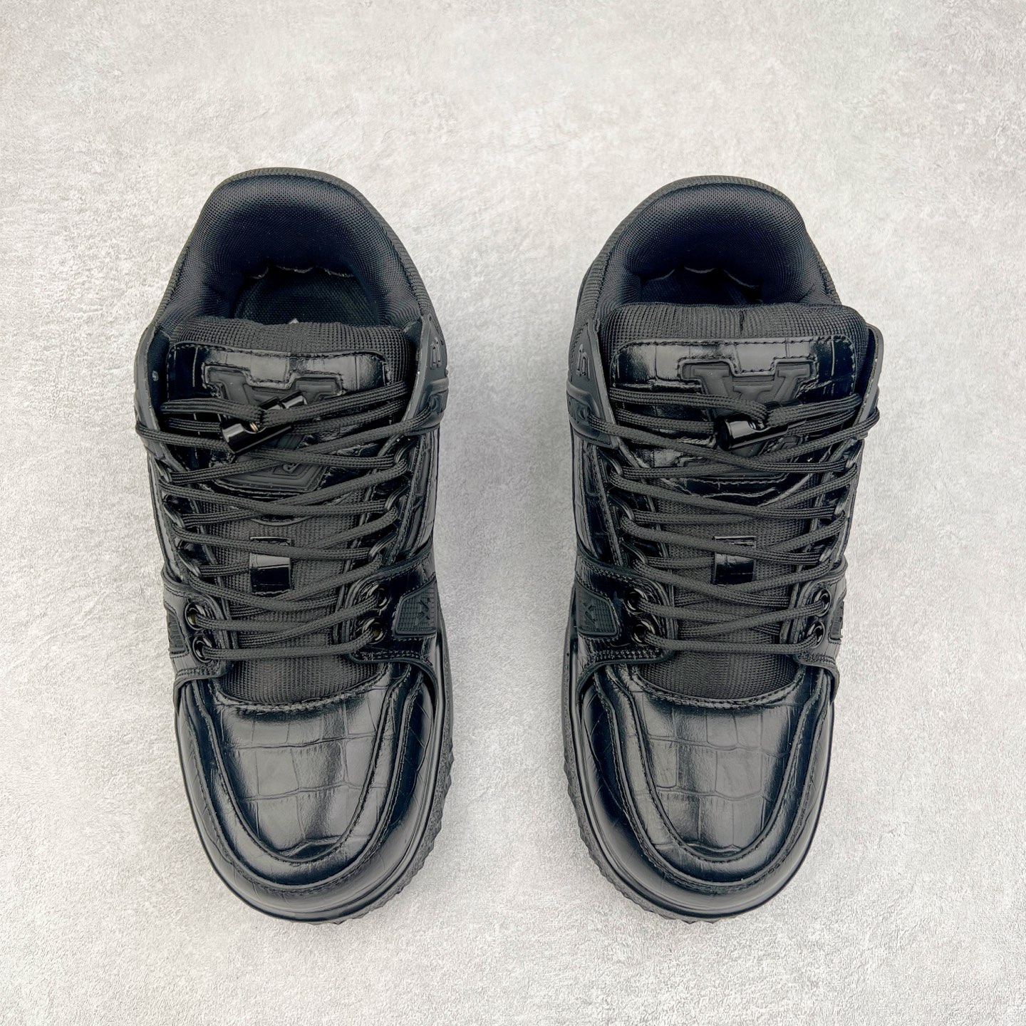 图片[2]-lv Trainer Maxi 小胖丁系列面包鞋 驴牌23S时尚走秀款 原版购入开发历时半年开发打造 原版完美楦型 多次调试 达到还原99% 鞋面独家订制细柔小牛皮 厚实织物鞋带 独家私模超轻TPU大底 原配扣子串珠 正确原装黄色鞋盒 正确中底印花 鞋面印花3D高频深度立体 全鞋电脑针车 紧密相连 针距密度一致 皮面裁剪部位 统一油边封口工艺 备受瞩目火热面包鞋再次拉满流量 各地网红上脚 立体饱满的彩色面包鞋身 超大版型重新诠释了 Virgil Abloh大热lv运动时装鞋 完美增高5CM Size 36 37 38 39 40 41 42 43 44 45-选品中心