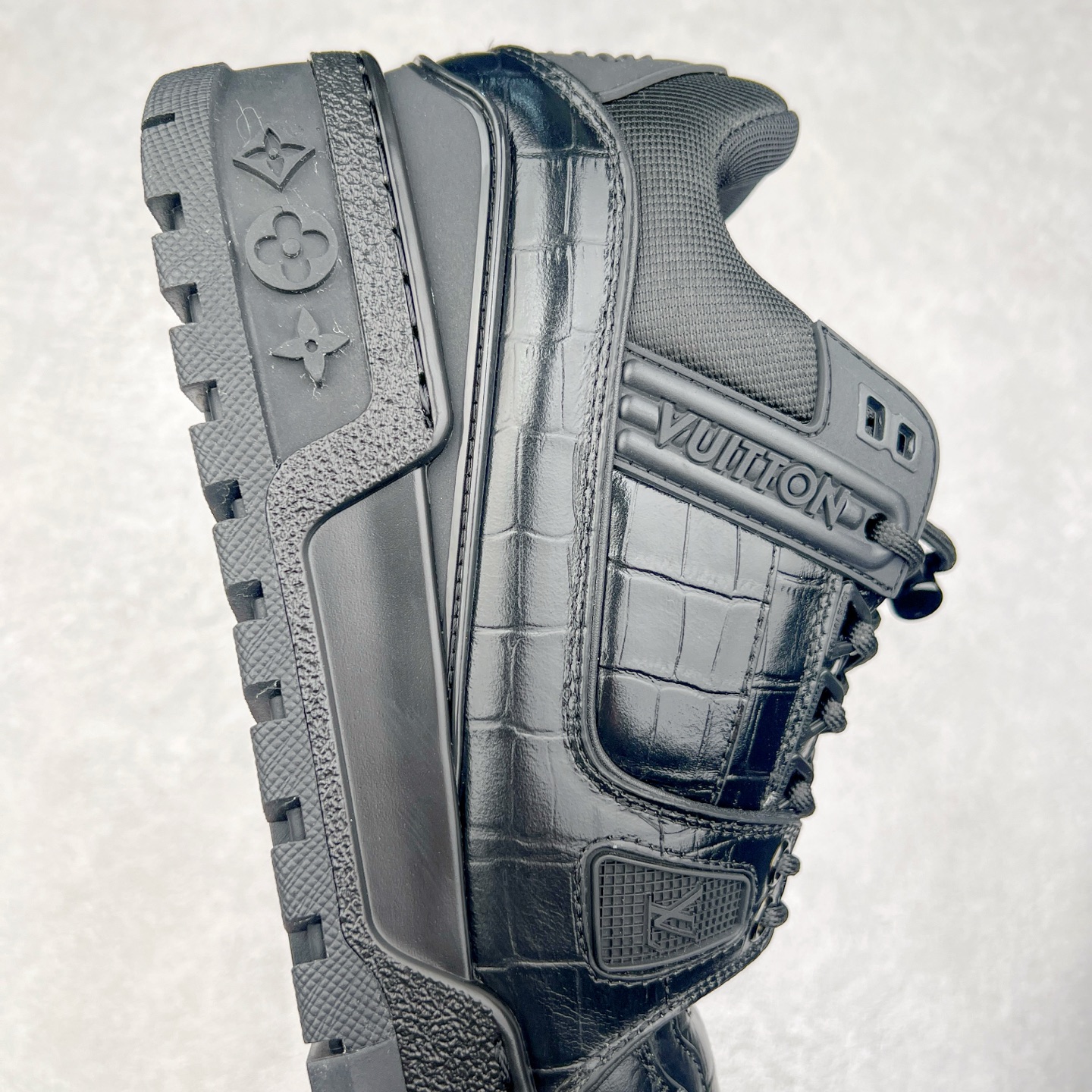 图片[6]-lv Trainer Maxi 小胖丁系列面包鞋 驴牌23S时尚走秀款 原版购入开发历时半年开发打造 原版完美楦型 多次调试 达到还原99% 鞋面独家订制细柔小牛皮 厚实织物鞋带 独家私模超轻TPU大底 原配扣子串珠 正确原装黄色鞋盒 正确中底印花 鞋面印花3D高频深度立体 全鞋电脑针车 紧密相连 针距密度一致 皮面裁剪部位 统一油边封口工艺 备受瞩目火热面包鞋再次拉满流量 各地网红上脚 立体饱满的彩色面包鞋身 超大版型重新诠释了 Virgil Abloh大热lv运动时装鞋 完美增高5CM Size 36 37 38 39 40 41 42 43 44 45-选品中心