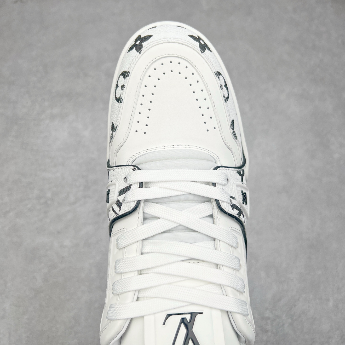 图片[4]-Louis Vuitton Trainer lv时装走秀运动鞋 完美鞋型超高的清洁度 零毛边线头瑕疵 全套原楦原纸版原鞋开模 全网最具灵魂的版型 正确原装黄色鞋盒 正确中底印花 鞋面印花3D高频深度立体 全鞋电脑针车 紧密相连 针距密度一致 环保乳胶注塑鞋垫 厚度脚感还原原版 皮面裁剪部位 统一油边封口工艺 原装橡胶大底含胶量大底组合零偏差 专柜全套包装 防尘袋 说明书 质保卡 男女鞋 尺码：35 36 37 38 39 40 41 42 43 44 45-选品中心