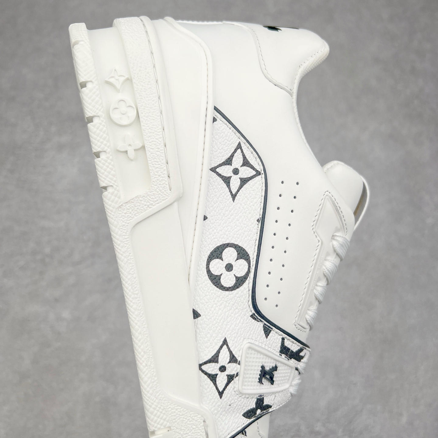 图片[6]-Louis Vuitton Trainer lv时装走秀运动鞋 完美鞋型超高的清洁度 零毛边线头瑕疵 全套原楦原纸版原鞋开模 全网最具灵魂的版型 正确原装黄色鞋盒 正确中底印花 鞋面印花3D高频深度立体 全鞋电脑针车 紧密相连 针距密度一致 环保乳胶注塑鞋垫 厚度脚感还原原版 皮面裁剪部位 统一油边封口工艺 原装橡胶大底含胶量大底组合零偏差 专柜全套包装 防尘袋 说明书 质保卡 男女鞋 尺码：35 36 37 38 39 40 41 42 43 44 45-选品中心