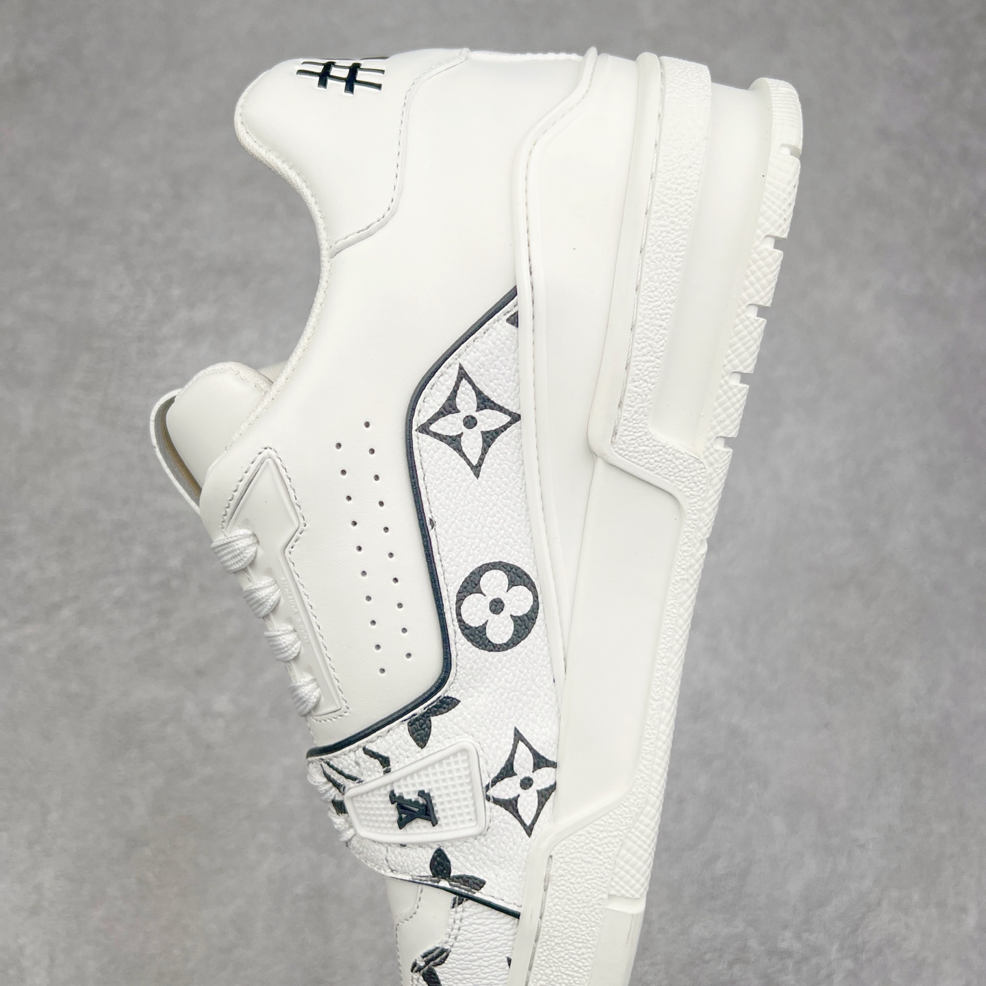 图片[7]-Louis Vuitton Trainer lv时装走秀运动鞋 完美鞋型超高的清洁度 零毛边线头瑕疵 全套原楦原纸版原鞋开模 全网最具灵魂的版型 正确原装黄色鞋盒 正确中底印花 鞋面印花3D高频深度立体 全鞋电脑针车 紧密相连 针距密度一致 环保乳胶注塑鞋垫 厚度脚感还原原版 皮面裁剪部位 统一油边封口工艺 原装橡胶大底含胶量大底组合零偏差 专柜全套包装 防尘袋 说明书 质保卡 男女鞋 尺码：35 36 37 38 39 40 41 42 43 44 45-选品中心