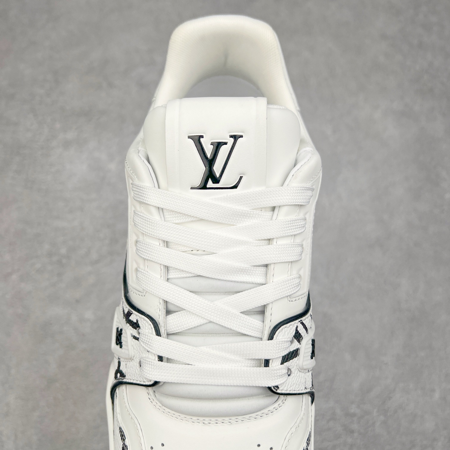 图片[5]-Louis Vuitton Trainer lv时装走秀运动鞋 完美鞋型超高的清洁度 零毛边线头瑕疵 全套原楦原纸版原鞋开模 全网最具灵魂的版型 正确原装黄色鞋盒 正确中底印花 鞋面印花3D高频深度立体 全鞋电脑针车 紧密相连 针距密度一致 环保乳胶注塑鞋垫 厚度脚感还原原版 皮面裁剪部位 统一油边封口工艺 原装橡胶大底含胶量大底组合零偏差 专柜全套包装 防尘袋 说明书 质保卡 男女鞋 尺码：35 36 37 38 39 40 41 42 43 44 45-选品中心