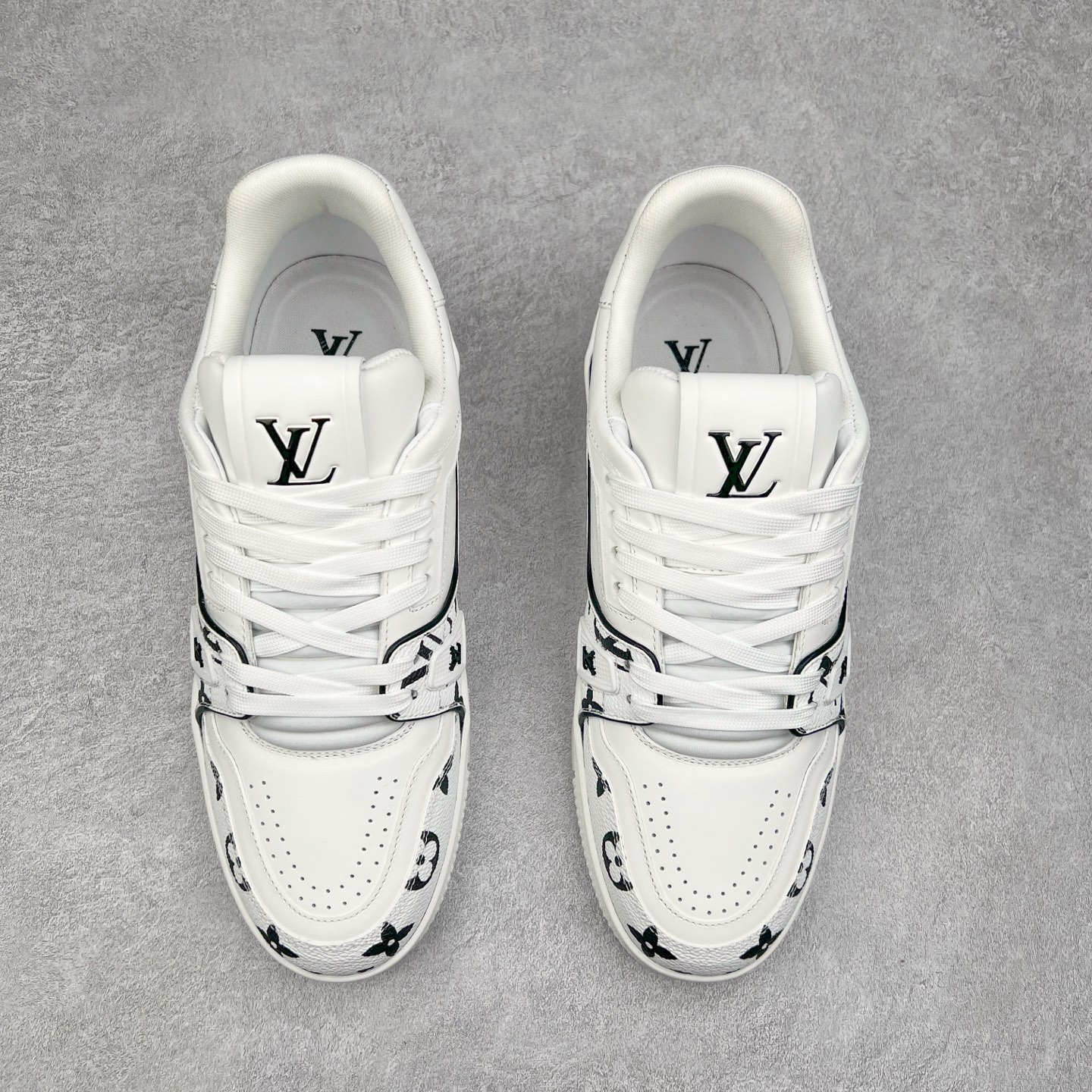 图片[2]-Louis Vuitton Trainer lv时装走秀运动鞋 完美鞋型超高的清洁度 零毛边线头瑕疵 全套原楦原纸版原鞋开模 全网最具灵魂的版型 正确原装黄色鞋盒 正确中底印花 鞋面印花3D高频深度立体 全鞋电脑针车 紧密相连 针距密度一致 环保乳胶注塑鞋垫 厚度脚感还原原版 皮面裁剪部位 统一油边封口工艺 原装橡胶大底含胶量大底组合零偏差 专柜全套包装 防尘袋 说明书 质保卡 男女鞋 尺码：35 36 37 38 39 40 41 42 43 44 45-选品中心