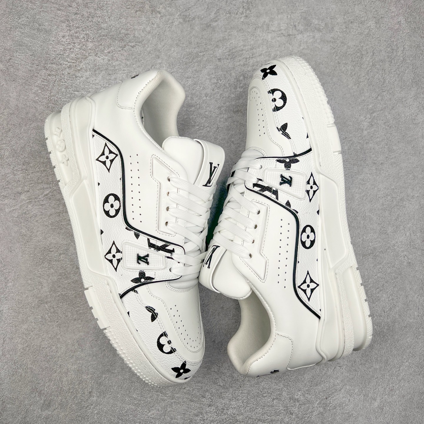 图片[3]-Louis Vuitton Trainer lv时装走秀运动鞋 完美鞋型超高的清洁度 零毛边线头瑕疵 全套原楦原纸版原鞋开模 全网最具灵魂的版型 正确原装黄色鞋盒 正确中底印花 鞋面印花3D高频深度立体 全鞋电脑针车 紧密相连 针距密度一致 环保乳胶注塑鞋垫 厚度脚感还原原版 皮面裁剪部位 统一油边封口工艺 原装橡胶大底含胶量大底组合零偏差 专柜全套包装 防尘袋 说明书 质保卡 男女鞋 尺码：35 36 37 38 39 40 41 42 43 44 45-选品中心