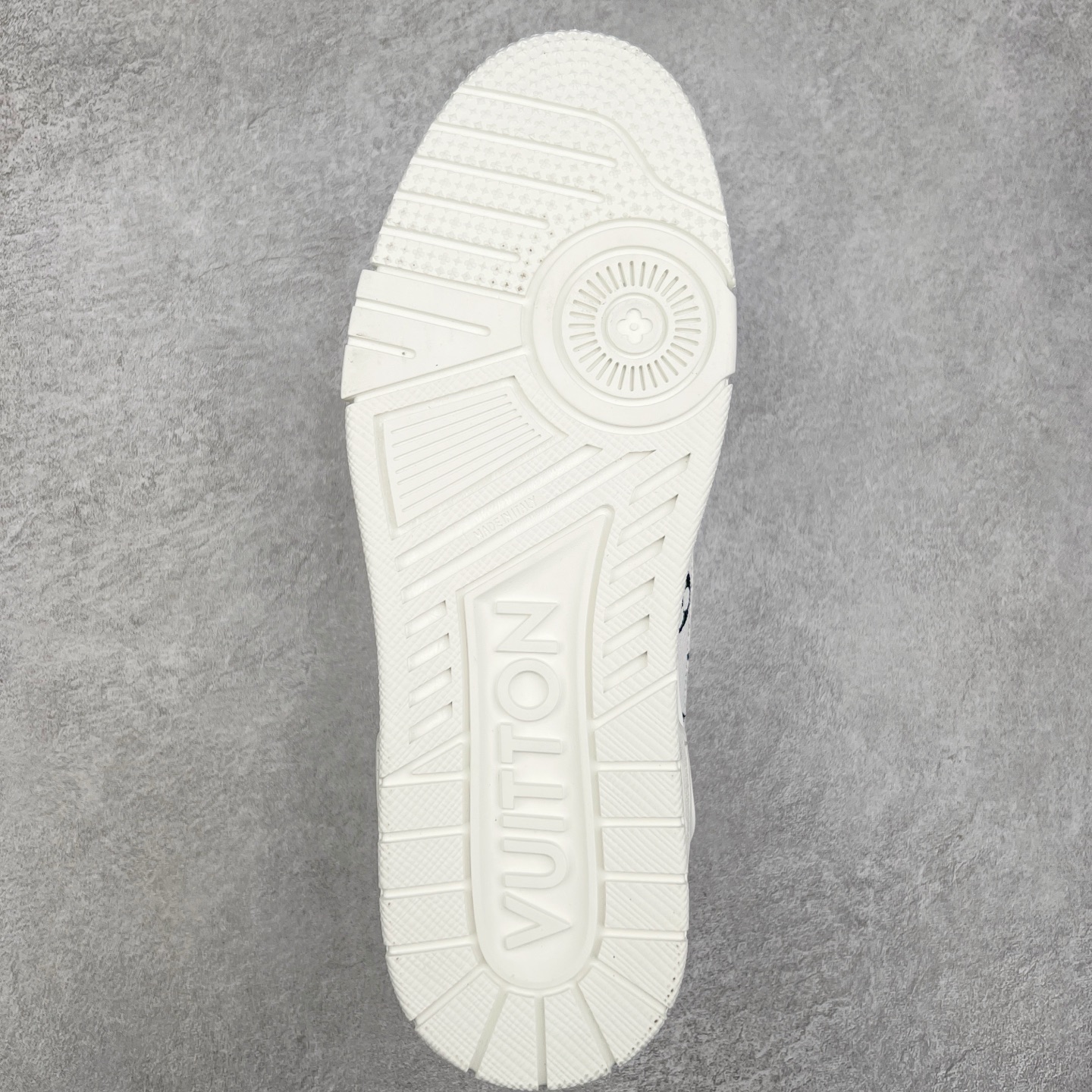 图片[9]-Louis Vuitton Trainer lv时装走秀运动鞋 完美鞋型超高的清洁度 零毛边线头瑕疵 全套原楦原纸版原鞋开模 全网最具灵魂的版型 正确原装黄色鞋盒 正确中底印花 鞋面印花3D高频深度立体 全鞋电脑针车 紧密相连 针距密度一致 环保乳胶注塑鞋垫 厚度脚感还原原版 皮面裁剪部位 统一油边封口工艺 原装橡胶大底含胶量大底组合零偏差 专柜全套包装 防尘袋 说明书 质保卡 男女鞋 尺码：35 36 37 38 39 40 41 42 43 44 45-选品中心