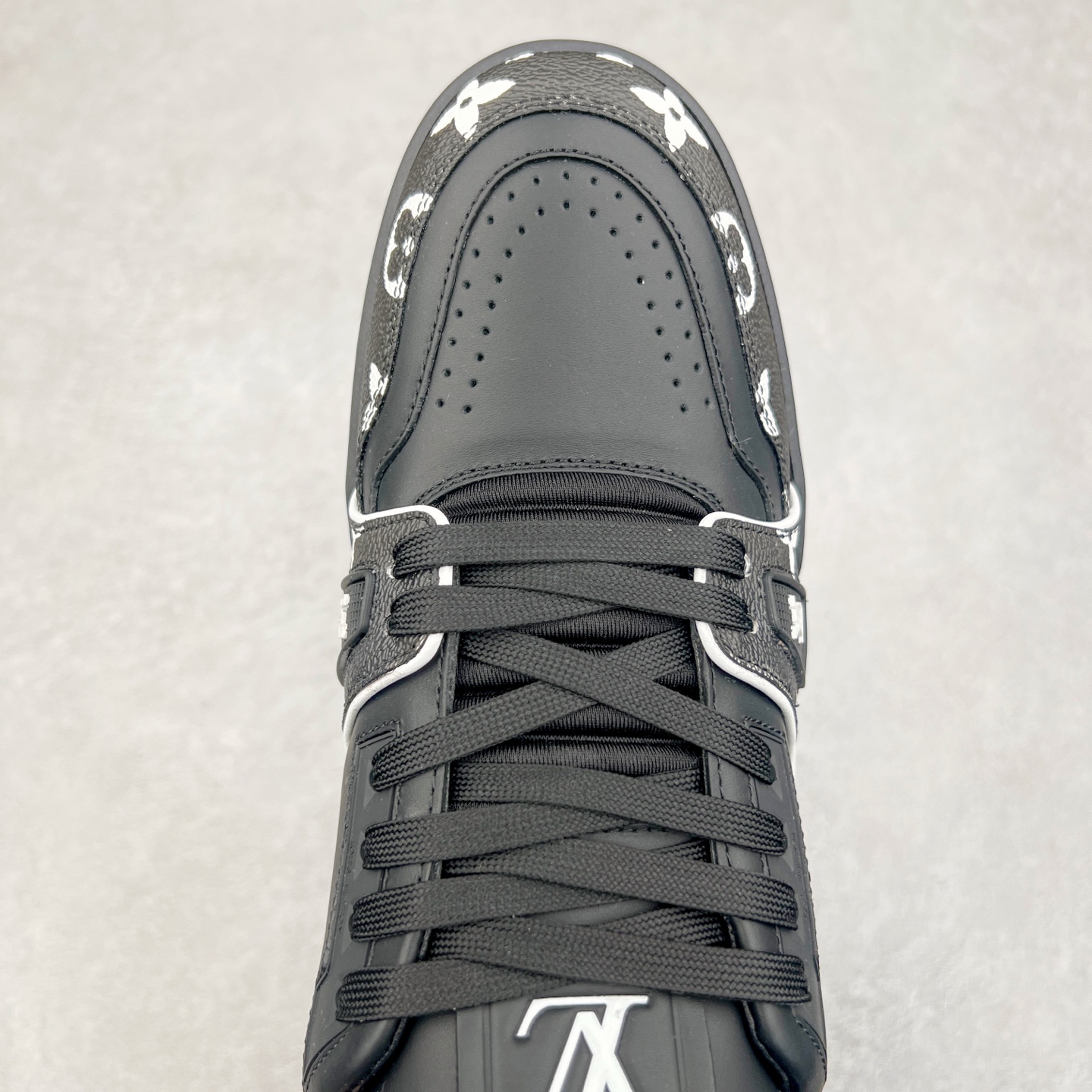 图片[4]-Louis Vuitton Trainer lv时装走秀运动鞋 完美鞋型超高的清洁度 零毛边线头瑕疵 全套原楦原纸版原鞋开模 全网最具灵魂的版型 正确原装黄色鞋盒 正确中底印花 鞋面印花3D高频深度立体 全鞋电脑针车 紧密相连 针距密度一致 环保乳胶注塑鞋垫 厚度脚感还原原版 皮面裁剪部位 统一油边封口工艺 原装橡胶大底含胶量大底组合零偏差 专柜全套包装 防尘袋 说明书 质保卡 男女鞋 尺码：35 36 37 38 39 40 41 42 43 44 45-选品中心