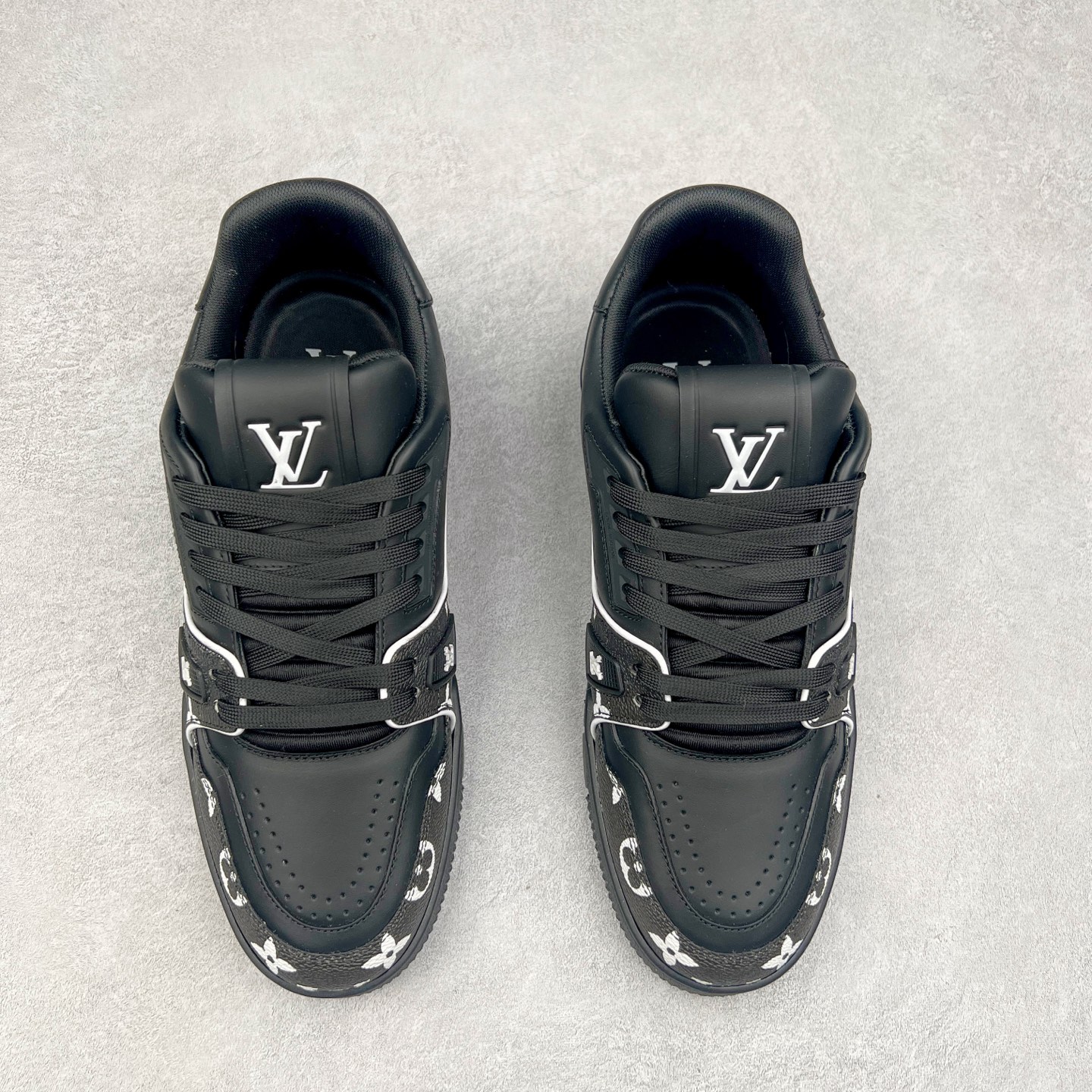 图片[2]-Louis Vuitton Trainer lv时装走秀运动鞋 完美鞋型超高的清洁度 零毛边线头瑕疵 全套原楦原纸版原鞋开模 全网最具灵魂的版型 正确原装黄色鞋盒 正确中底印花 鞋面印花3D高频深度立体 全鞋电脑针车 紧密相连 针距密度一致 环保乳胶注塑鞋垫 厚度脚感还原原版 皮面裁剪部位 统一油边封口工艺 原装橡胶大底含胶量大底组合零偏差 专柜全套包装 防尘袋 说明书 质保卡 男女鞋 尺码：35 36 37 38 39 40 41 42 43 44 45-选品中心