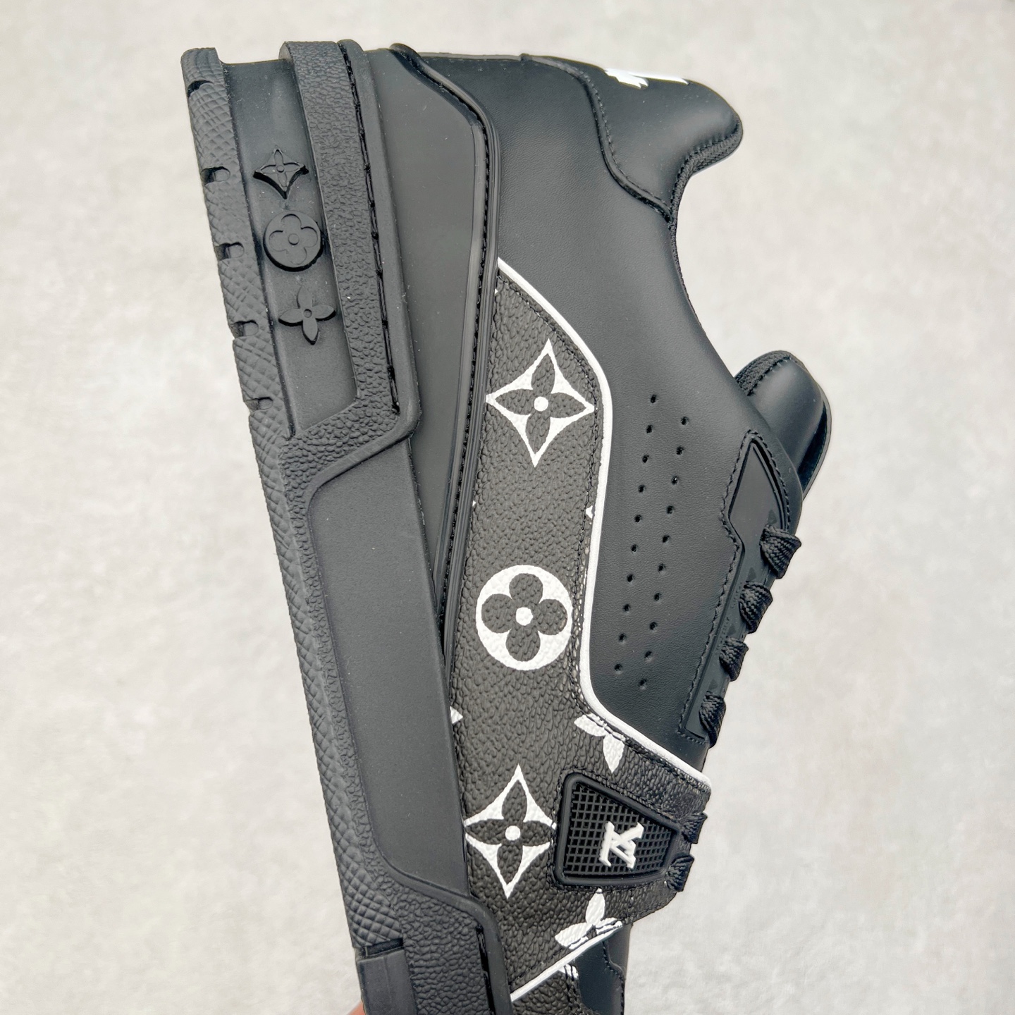 图片[6]-Louis Vuitton Trainer lv时装走秀运动鞋 完美鞋型超高的清洁度 零毛边线头瑕疵 全套原楦原纸版原鞋开模 全网最具灵魂的版型 正确原装黄色鞋盒 正确中底印花 鞋面印花3D高频深度立体 全鞋电脑针车 紧密相连 针距密度一致 环保乳胶注塑鞋垫 厚度脚感还原原版 皮面裁剪部位 统一油边封口工艺 原装橡胶大底含胶量大底组合零偏差 专柜全套包装 防尘袋 说明书 质保卡 男女鞋 尺码：35 36 37 38 39 40 41 42 43 44 45-选品中心