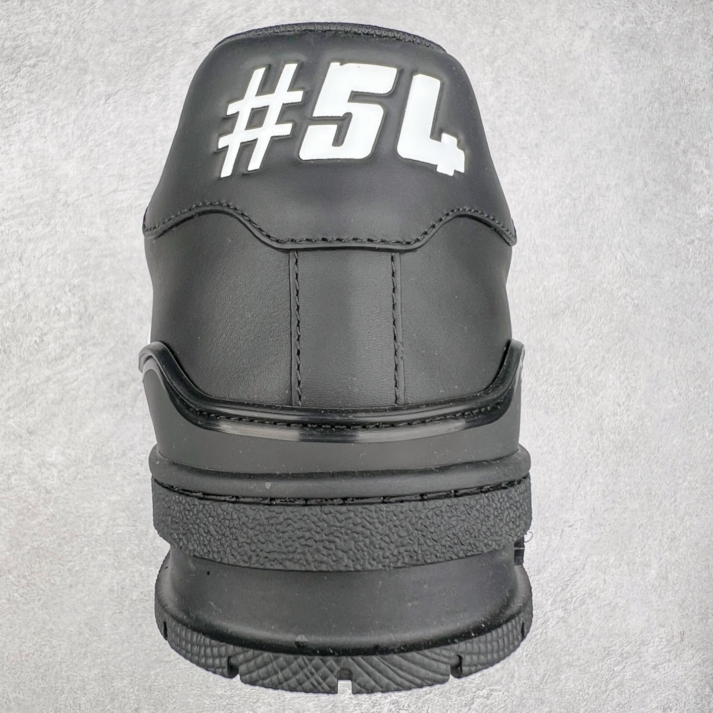 图片[8]-Louis Vuitton Trainer lv时装走秀运动鞋 完美鞋型超高的清洁度 零毛边线头瑕疵 全套原楦原纸版原鞋开模 全网最具灵魂的版型 正确原装黄色鞋盒 正确中底印花 鞋面印花3D高频深度立体 全鞋电脑针车 紧密相连 针距密度一致 环保乳胶注塑鞋垫 厚度脚感还原原版 皮面裁剪部位 统一油边封口工艺 原装橡胶大底含胶量大底组合零偏差 专柜全套包装 防尘袋 说明书 质保卡 男女鞋 尺码：35 36 37 38 39 40 41 42 43 44 45-选品中心