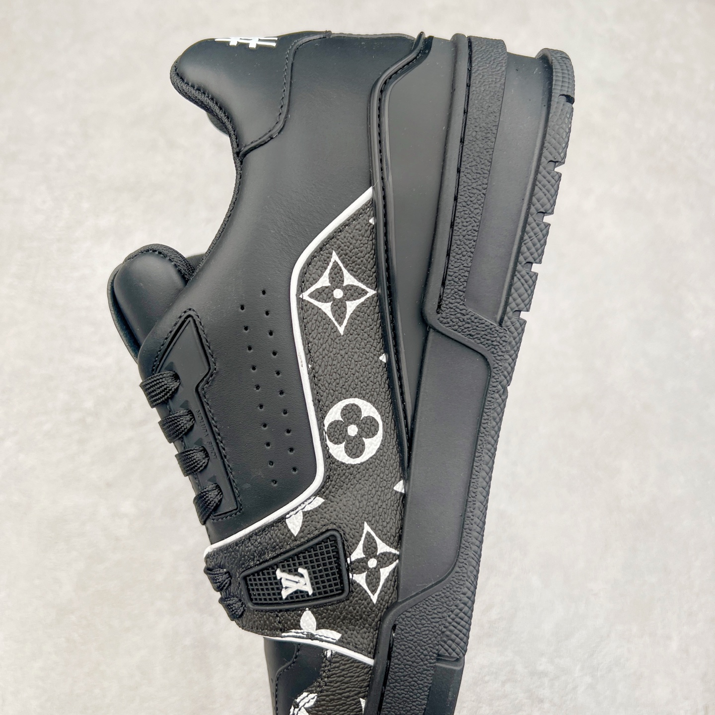 图片[7]-Louis Vuitton Trainer lv时装走秀运动鞋 完美鞋型超高的清洁度 零毛边线头瑕疵 全套原楦原纸版原鞋开模 全网最具灵魂的版型 正确原装黄色鞋盒 正确中底印花 鞋面印花3D高频深度立体 全鞋电脑针车 紧密相连 针距密度一致 环保乳胶注塑鞋垫 厚度脚感还原原版 皮面裁剪部位 统一油边封口工艺 原装橡胶大底含胶量大底组合零偏差 专柜全套包装 防尘袋 说明书 质保卡 男女鞋 尺码：35 36 37 38 39 40 41 42 43 44 45-选品中心