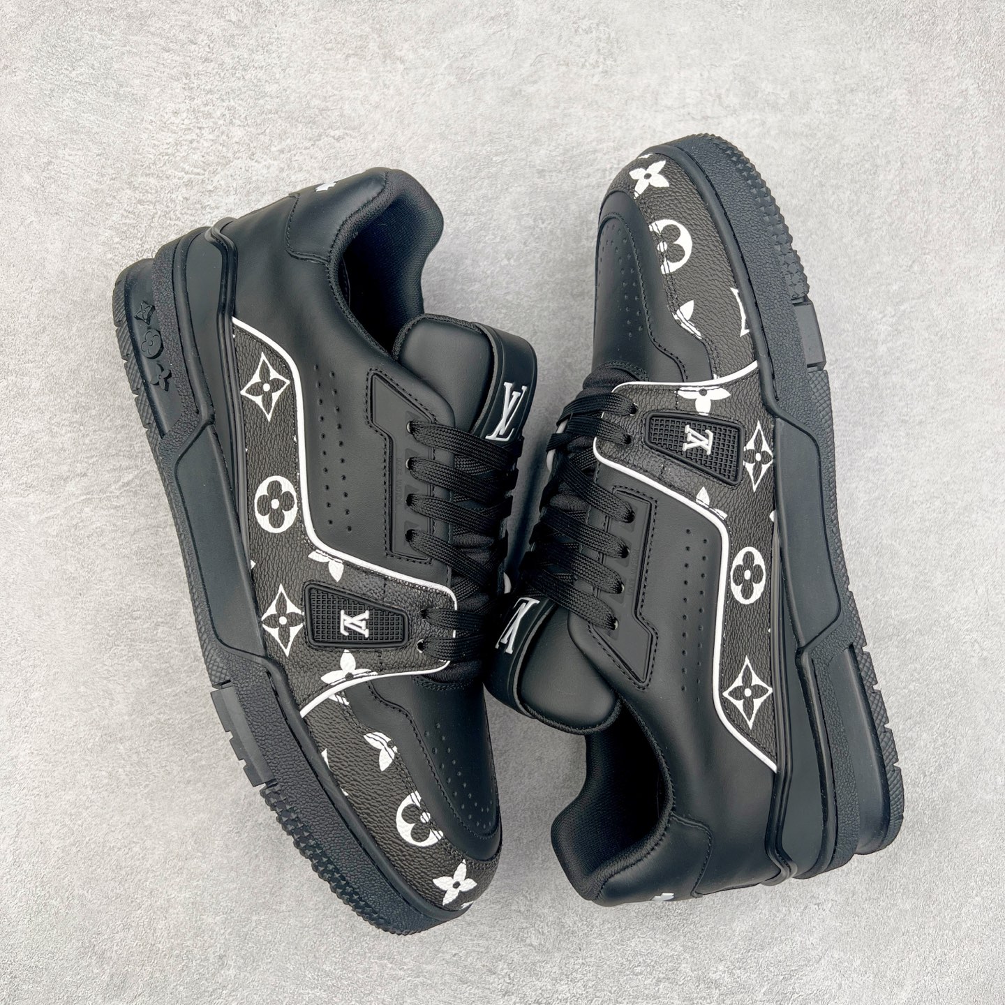 图片[3]-Louis Vuitton Trainer lv时装走秀运动鞋 完美鞋型超高的清洁度 零毛边线头瑕疵 全套原楦原纸版原鞋开模 全网最具灵魂的版型 正确原装黄色鞋盒 正确中底印花 鞋面印花3D高频深度立体 全鞋电脑针车 紧密相连 针距密度一致 环保乳胶注塑鞋垫 厚度脚感还原原版 皮面裁剪部位 统一油边封口工艺 原装橡胶大底含胶量大底组合零偏差 专柜全套包装 防尘袋 说明书 质保卡 男女鞋 尺码：35 36 37 38 39 40 41 42 43 44 45-选品中心