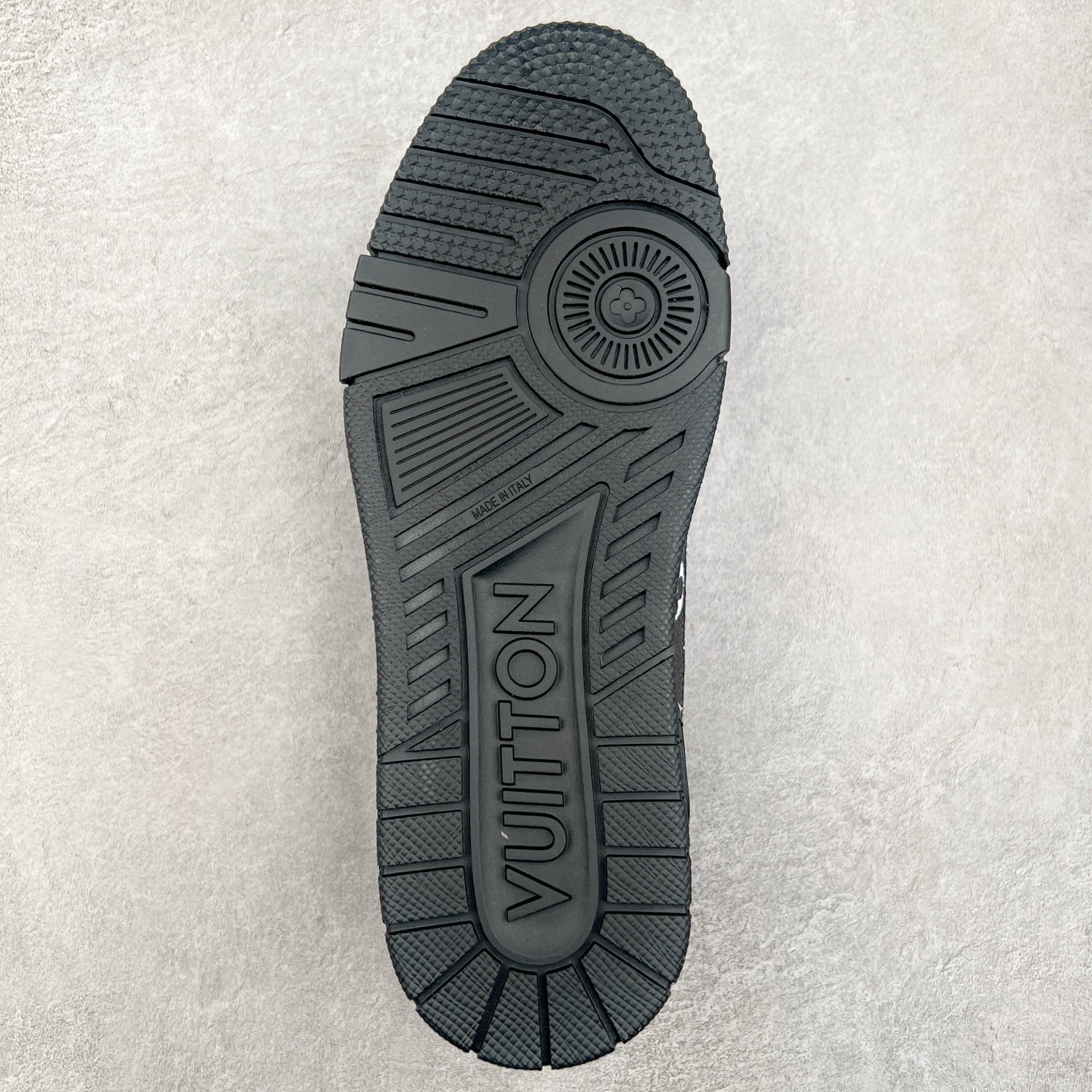 图片[9]-Louis Vuitton Trainer lv时装走秀运动鞋 完美鞋型超高的清洁度 零毛边线头瑕疵 全套原楦原纸版原鞋开模 全网最具灵魂的版型 正确原装黄色鞋盒 正确中底印花 鞋面印花3D高频深度立体 全鞋电脑针车 紧密相连 针距密度一致 环保乳胶注塑鞋垫 厚度脚感还原原版 皮面裁剪部位 统一油边封口工艺 原装橡胶大底含胶量大底组合零偏差 专柜全套包装 防尘袋 说明书 质保卡 男女鞋 尺码：35 36 37 38 39 40 41 42 43 44 45-选品中心