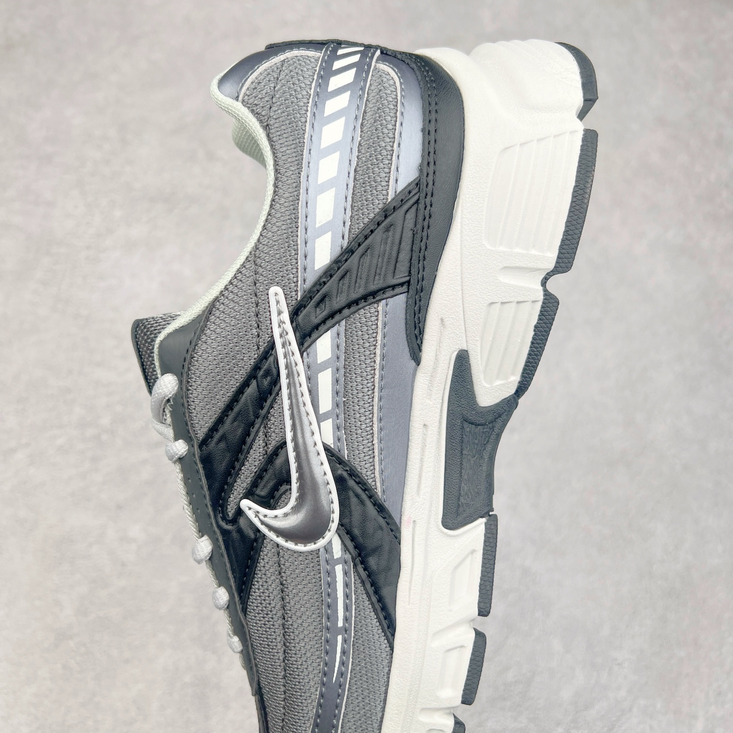 图片[7]-NK Initiator 创始者系列复古老爹鞋运动舒适复古网布合成革减震防滑耐磨低帮休闲跑步鞋 IB3083-001 Ins爆火全新韩系古着风 回味经典 采用透气网眼鞋面和支撑覆盖层 自然运动设计的Phlyon中底用于缓冲 BRS 1000碳橡胶外底具有轻质柔韧性 牵引力和耐用性 尺码：36 36.5 37.5 38 38.5 39 40 40.5 41 42 42.5 43 44 45-选品中心