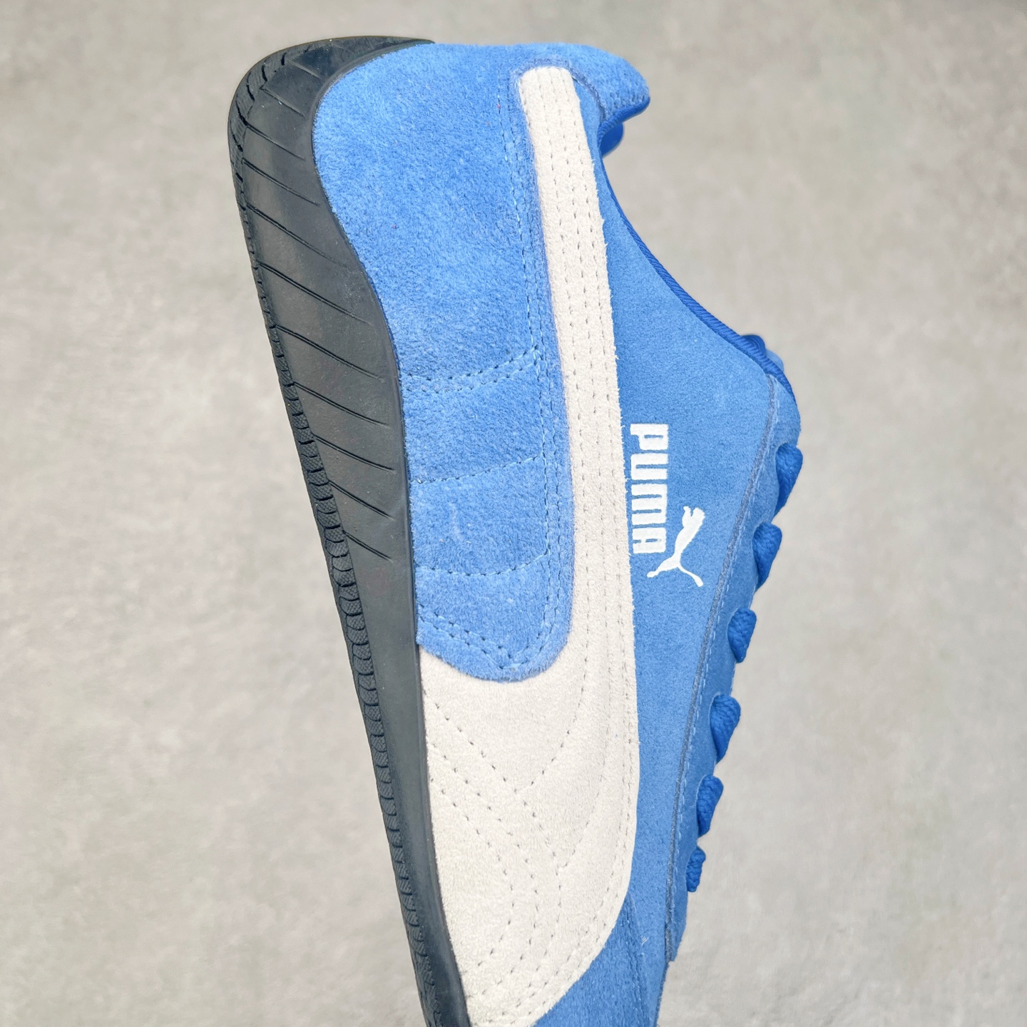 图片[6]-＃TG特价福利 PUMA Speedca OG 彪马极速赛车系列低帮德训风拼接复古百搭休闲运动赛车鞋 鞋款从80、90年代赛车手所穿的防火赛车鞋为原型，鞋身线条模仿了赛车的流线廓形，体现了空气动力学原理的结构。简约流畅的外观，恰好又和贯穿其中的Formstrip Logo融合恰到好处，视觉上细节丰富且协调。本次Speedcat OG鞋款归来，最大看点自然式保留了窄版鞋型以及薄底构造。这两年各品牌鞋底越做越厚，Speedcat反其道而行之，上脚几乎无鞋底的效果带来耳目一新的视觉体验。鞋面依旧是以质感细腻的麂皮材质打造，并且大面积近乎全包裹的使用，复古味道也愈发浓烈。配色上更是将最原始的黑色和红色带回，向F1赛车队的标志性队服致敬。相信让各位一眼种草的更多是出挑的大红色，上脚即可瞬间点亮整体造型，在以球鞋为核心的OOTD中脱颖而出。而另一款黑色则是低调的万金油，彰显新潮个性的同时又不喧宾夺主，也是热爱简约系穿搭朋友的首选。 尺码：35.5 36 37 37.5 38 38.5 39 40 40.5 41 42 42.5 43 44 44.5 45-选品中心