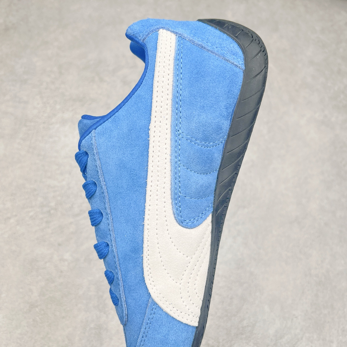 图片[7]-＃TG特价福利 PUMA Speedca OG 彪马极速赛车系列低帮德训风拼接复古百搭休闲运动赛车鞋 鞋款从80、90年代赛车手所穿的防火赛车鞋为原型，鞋身线条模仿了赛车的流线廓形，体现了空气动力学原理的结构。简约流畅的外观，恰好又和贯穿其中的Formstrip Logo融合恰到好处，视觉上细节丰富且协调。本次Speedcat OG鞋款归来，最大看点自然式保留了窄版鞋型以及薄底构造。这两年各品牌鞋底越做越厚，Speedcat反其道而行之，上脚几乎无鞋底的效果带来耳目一新的视觉体验。鞋面依旧是以质感细腻的麂皮材质打造，并且大面积近乎全包裹的使用，复古味道也愈发浓烈。配色上更是将最原始的黑色和红色带回，向F1赛车队的标志性队服致敬。相信让各位一眼种草的更多是出挑的大红色，上脚即可瞬间点亮整体造型，在以球鞋为核心的OOTD中脱颖而出。而另一款黑色则是低调的万金油，彰显新潮个性的同时又不喧宾夺主，也是热爱简约系穿搭朋友的首选。 尺码：35.5 36 37 37.5 38 38.5 39 40 40.5 41 42 42.5 43 44 44.5 45-选品中心