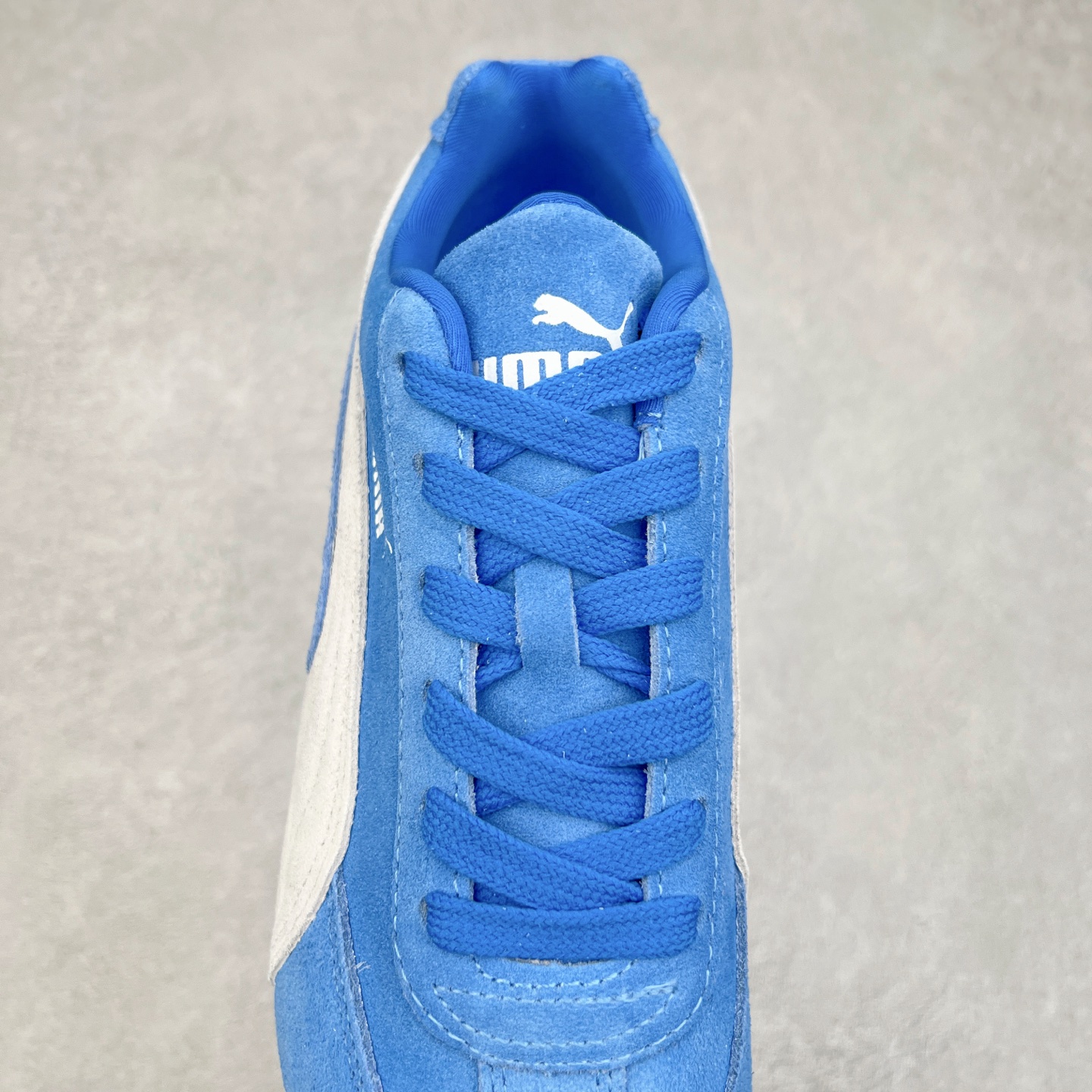 图片[5]-＃TG特价福利 PUMA Speedca OG 彪马极速赛车系列低帮德训风拼接复古百搭休闲运动赛车鞋 鞋款从80、90年代赛车手所穿的防火赛车鞋为原型，鞋身线条模仿了赛车的流线廓形，体现了空气动力学原理的结构。简约流畅的外观，恰好又和贯穿其中的Formstrip Logo融合恰到好处，视觉上细节丰富且协调。本次Speedcat OG鞋款归来，最大看点自然式保留了窄版鞋型以及薄底构造。这两年各品牌鞋底越做越厚，Speedcat反其道而行之，上脚几乎无鞋底的效果带来耳目一新的视觉体验。鞋面依旧是以质感细腻的麂皮材质打造，并且大面积近乎全包裹的使用，复古味道也愈发浓烈。配色上更是将最原始的黑色和红色带回，向F1赛车队的标志性队服致敬。相信让各位一眼种草的更多是出挑的大红色，上脚即可瞬间点亮整体造型，在以球鞋为核心的OOTD中脱颖而出。而另一款黑色则是低调的万金油，彰显新潮个性的同时又不喧宾夺主，也是热爱简约系穿搭朋友的首选。 尺码：35.5 36 37 37.5 38 38.5 39 40 40.5 41 42 42.5 43 44 44.5 45-选品中心