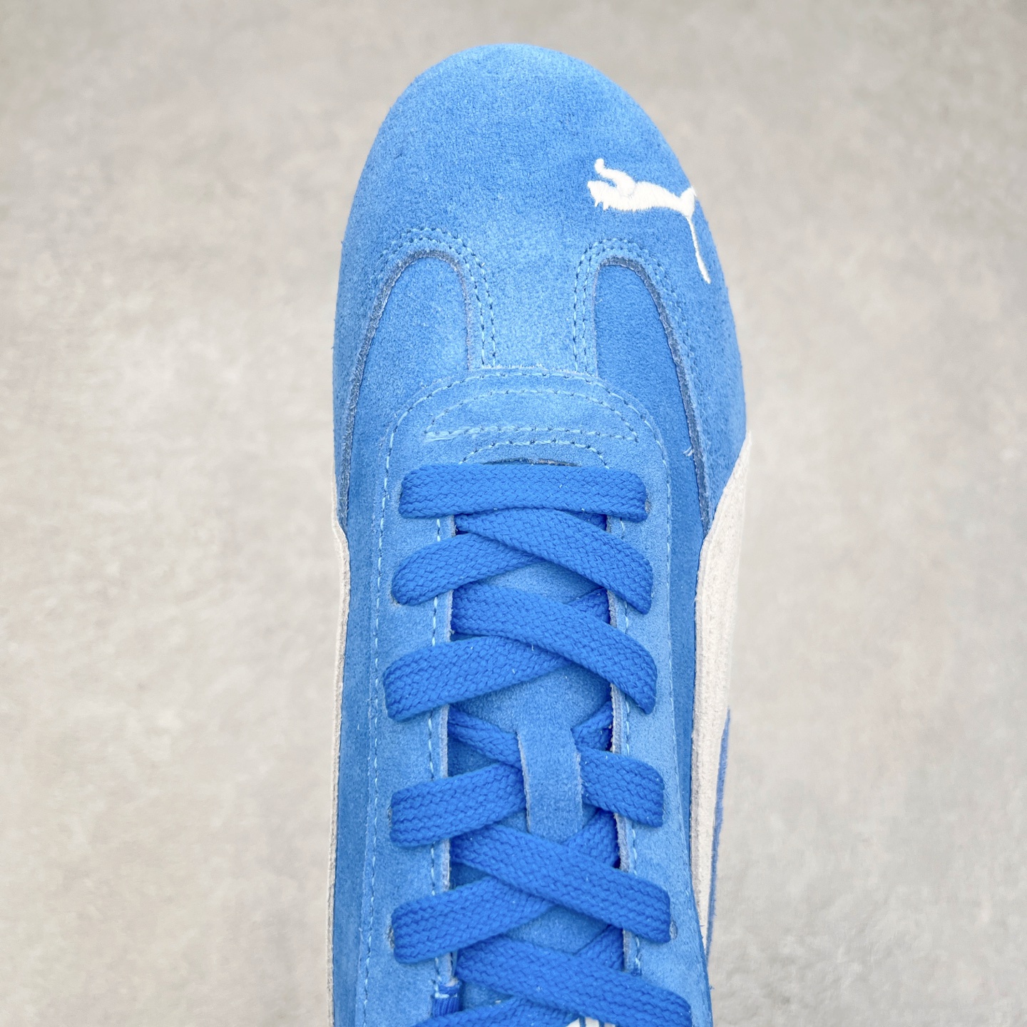 图片[4]-＃TG特价福利 PUMA Speedca OG 彪马极速赛车系列低帮德训风拼接复古百搭休闲运动赛车鞋 鞋款从80、90年代赛车手所穿的防火赛车鞋为原型，鞋身线条模仿了赛车的流线廓形，体现了空气动力学原理的结构。简约流畅的外观，恰好又和贯穿其中的Formstrip Logo融合恰到好处，视觉上细节丰富且协调。本次Speedcat OG鞋款归来，最大看点自然式保留了窄版鞋型以及薄底构造。这两年各品牌鞋底越做越厚，Speedcat反其道而行之，上脚几乎无鞋底的效果带来耳目一新的视觉体验。鞋面依旧是以质感细腻的麂皮材质打造，并且大面积近乎全包裹的使用，复古味道也愈发浓烈。配色上更是将最原始的黑色和红色带回，向F1赛车队的标志性队服致敬。相信让各位一眼种草的更多是出挑的大红色，上脚即可瞬间点亮整体造型，在以球鞋为核心的OOTD中脱颖而出。而另一款黑色则是低调的万金油，彰显新潮个性的同时又不喧宾夺主，也是热爱简约系穿搭朋友的首选。 尺码：35.5 36 37 37.5 38 38.5 39 40 40.5 41 42 42.5 43 44 44.5 45-选品中心