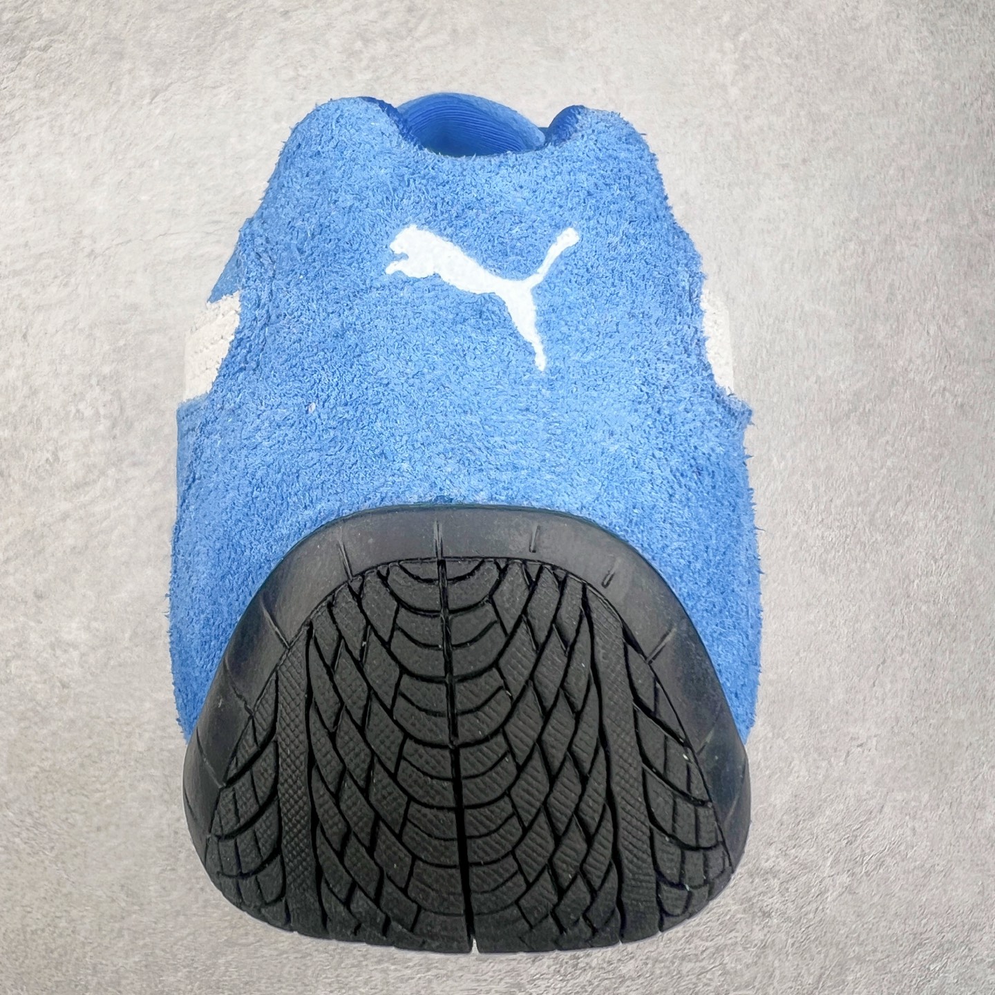 图片[8]-＃TG特价福利 PUMA Speedca OG 彪马极速赛车系列低帮德训风拼接复古百搭休闲运动赛车鞋 鞋款从80、90年代赛车手所穿的防火赛车鞋为原型，鞋身线条模仿了赛车的流线廓形，体现了空气动力学原理的结构。简约流畅的外观，恰好又和贯穿其中的Formstrip Logo融合恰到好处，视觉上细节丰富且协调。本次Speedcat OG鞋款归来，最大看点自然式保留了窄版鞋型以及薄底构造。这两年各品牌鞋底越做越厚，Speedcat反其道而行之，上脚几乎无鞋底的效果带来耳目一新的视觉体验。鞋面依旧是以质感细腻的麂皮材质打造，并且大面积近乎全包裹的使用，复古味道也愈发浓烈。配色上更是将最原始的黑色和红色带回，向F1赛车队的标志性队服致敬。相信让各位一眼种草的更多是出挑的大红色，上脚即可瞬间点亮整体造型，在以球鞋为核心的OOTD中脱颖而出。而另一款黑色则是低调的万金油，彰显新潮个性的同时又不喧宾夺主，也是热爱简约系穿搭朋友的首选。 尺码：35.5 36 37 37.5 38 38.5 39 40 40.5 41 42 42.5 43 44 44.5 45-选品中心