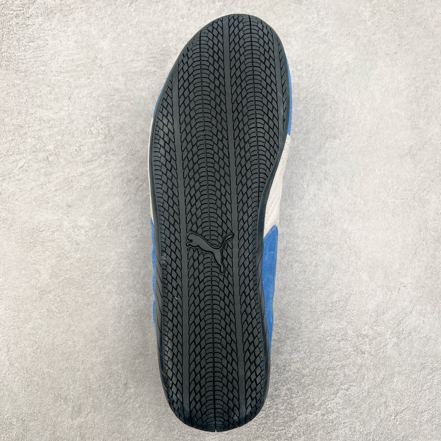 图片[9]-＃TG特价福利 PUMA Speedca OG 彪马极速赛车系列低帮德训风拼接复古百搭休闲运动赛车鞋 鞋款从80、90年代赛车手所穿的防火赛车鞋为原型，鞋身线条模仿了赛车的流线廓形，体现了空气动力学原理的结构。简约流畅的外观，恰好又和贯穿其中的Formstrip Logo融合恰到好处，视觉上细节丰富且协调。本次Speedcat OG鞋款归来，最大看点自然式保留了窄版鞋型以及薄底构造。这两年各品牌鞋底越做越厚，Speedcat反其道而行之，上脚几乎无鞋底的效果带来耳目一新的视觉体验。鞋面依旧是以质感细腻的麂皮材质打造，并且大面积近乎全包裹的使用，复古味道也愈发浓烈。配色上更是将最原始的黑色和红色带回，向F1赛车队的标志性队服致敬。相信让各位一眼种草的更多是出挑的大红色，上脚即可瞬间点亮整体造型，在以球鞋为核心的OOTD中脱颖而出。而另一款黑色则是低调的万金油，彰显新潮个性的同时又不喧宾夺主，也是热爱简约系穿搭朋友的首选。 尺码：35.5 36 37 37.5 38 38.5 39 40 40.5 41 42 42.5 43 44 44.5 45-选品中心