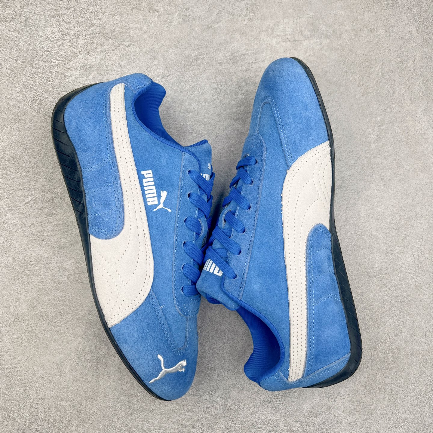 图片[3]-＃TG特价福利 PUMA Speedca OG 彪马极速赛车系列低帮德训风拼接复古百搭休闲运动赛车鞋 鞋款从80、90年代赛车手所穿的防火赛车鞋为原型，鞋身线条模仿了赛车的流线廓形，体现了空气动力学原理的结构。简约流畅的外观，恰好又和贯穿其中的Formstrip Logo融合恰到好处，视觉上细节丰富且协调。本次Speedcat OG鞋款归来，最大看点自然式保留了窄版鞋型以及薄底构造。这两年各品牌鞋底越做越厚，Speedcat反其道而行之，上脚几乎无鞋底的效果带来耳目一新的视觉体验。鞋面依旧是以质感细腻的麂皮材质打造，并且大面积近乎全包裹的使用，复古味道也愈发浓烈。配色上更是将最原始的黑色和红色带回，向F1赛车队的标志性队服致敬。相信让各位一眼种草的更多是出挑的大红色，上脚即可瞬间点亮整体造型，在以球鞋为核心的OOTD中脱颖而出。而另一款黑色则是低调的万金油，彰显新潮个性的同时又不喧宾夺主，也是热爱简约系穿搭朋友的首选。 尺码：35.5 36 37 37.5 38 38.5 39 40 40.5 41 42 42.5 43 44 44.5 45-选品中心