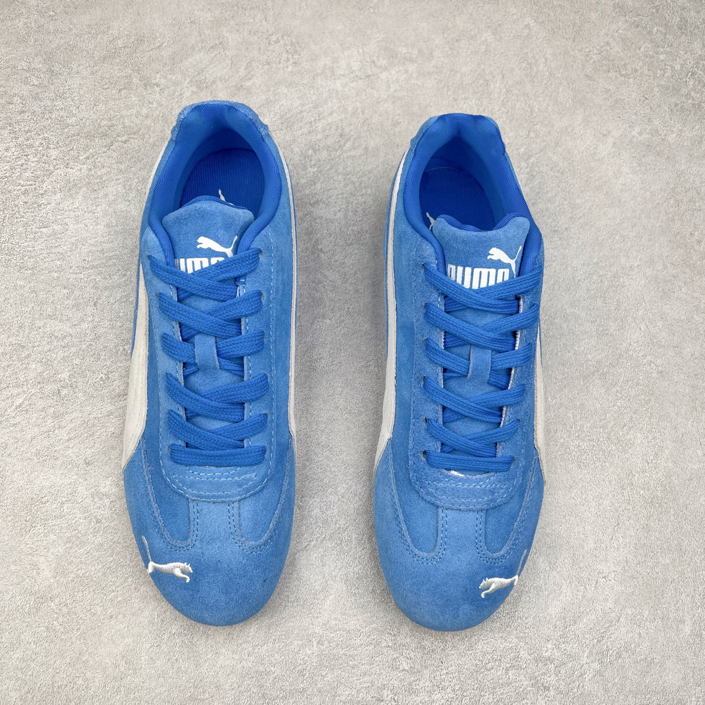 图片[2]-＃TG特价福利 PUMA Speedca OG 彪马极速赛车系列低帮德训风拼接复古百搭休闲运动赛车鞋 鞋款从80、90年代赛车手所穿的防火赛车鞋为原型，鞋身线条模仿了赛车的流线廓形，体现了空气动力学原理的结构。简约流畅的外观，恰好又和贯穿其中的Formstrip Logo融合恰到好处，视觉上细节丰富且协调。本次Speedcat OG鞋款归来，最大看点自然式保留了窄版鞋型以及薄底构造。这两年各品牌鞋底越做越厚，Speedcat反其道而行之，上脚几乎无鞋底的效果带来耳目一新的视觉体验。鞋面依旧是以质感细腻的麂皮材质打造，并且大面积近乎全包裹的使用，复古味道也愈发浓烈。配色上更是将最原始的黑色和红色带回，向F1赛车队的标志性队服致敬。相信让各位一眼种草的更多是出挑的大红色，上脚即可瞬间点亮整体造型，在以球鞋为核心的OOTD中脱颖而出。而另一款黑色则是低调的万金油，彰显新潮个性的同时又不喧宾夺主，也是热爱简约系穿搭朋友的首选。 尺码：35.5 36 37 37.5 38 38.5 39 40 40.5 41 42 42.5 43 44 44.5 45-选品中心