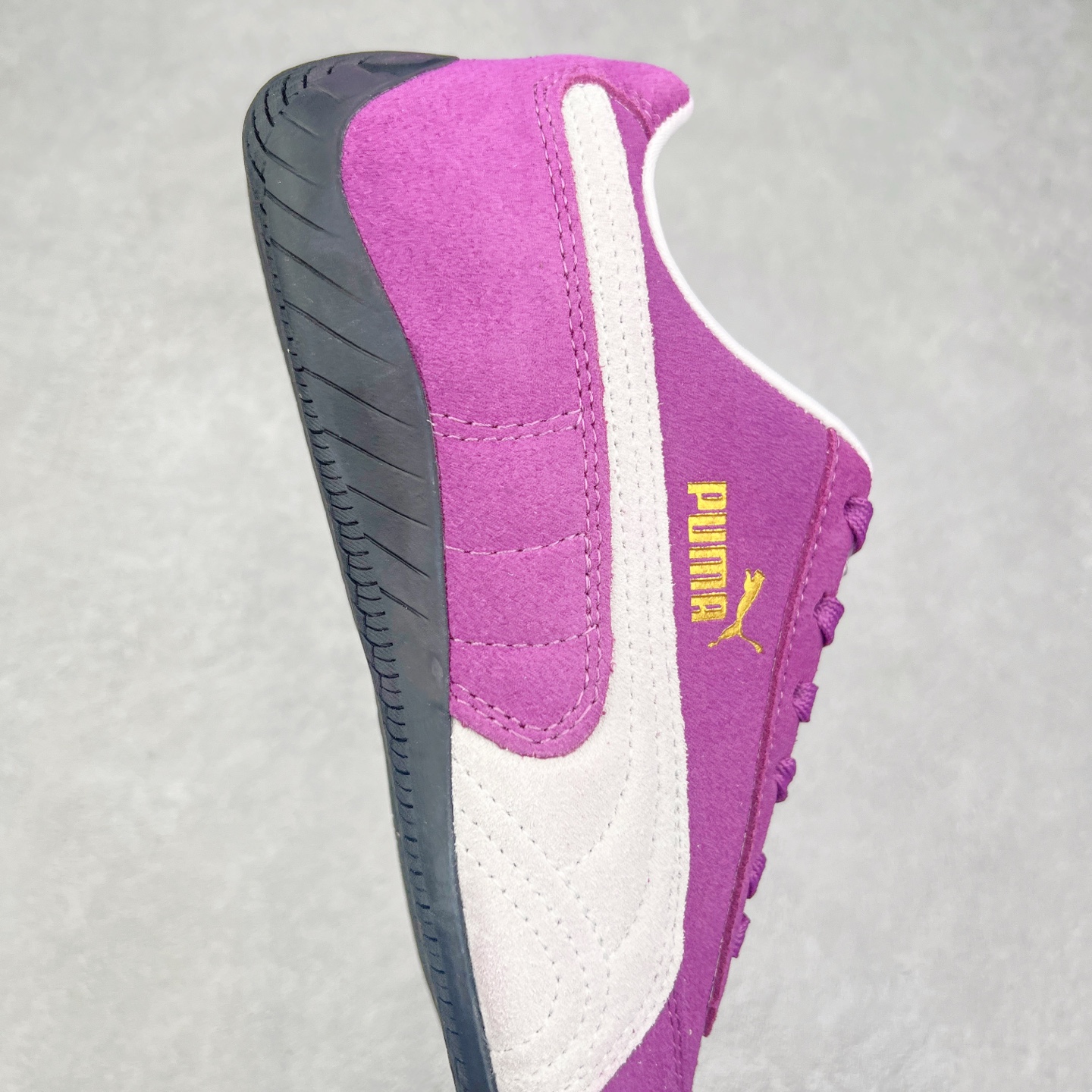 图片[6]-＃TG特价福利 PUMA Speedca OG 彪马极速赛车系列低帮德训风拼接复古百搭休闲运动赛车鞋 鞋款从80、90年代赛车手所穿的防火赛车鞋为原型，鞋身线条模仿了赛车的流线廓形，体现了空气动力学原理的结构。简约流畅的外观，恰好又和贯穿其中的Formstrip Logo融合恰到好处，视觉上细节丰富且协调。本次Speedcat OG鞋款归来，最大看点自然式保留了窄版鞋型以及薄底构造。这两年各品牌鞋底越做越厚，Speedcat反其道而行之，上脚几乎无鞋底的效果带来耳目一新的视觉体验。鞋面依旧是以质感细腻的麂皮材质打造，并且大面积近乎全包裹的使用，复古味道也愈发浓烈。配色上更是将最原始的黑色和红色带回，向F1赛车队的标志性队服致敬。相信让各位一眼种草的更多是出挑的大红色，上脚即可瞬间点亮整体造型，在以球鞋为核心的OOTD中脱颖而出。而另一款黑色则是低调的万金油，彰显新潮个性的同时又不喧宾夺主，也是热爱简约系穿搭朋友的首选。 尺码：35.5 36 37 37.5 38 38.5 39 40 40.5 41 42 42.5 43 44 44.5 45-选品中心